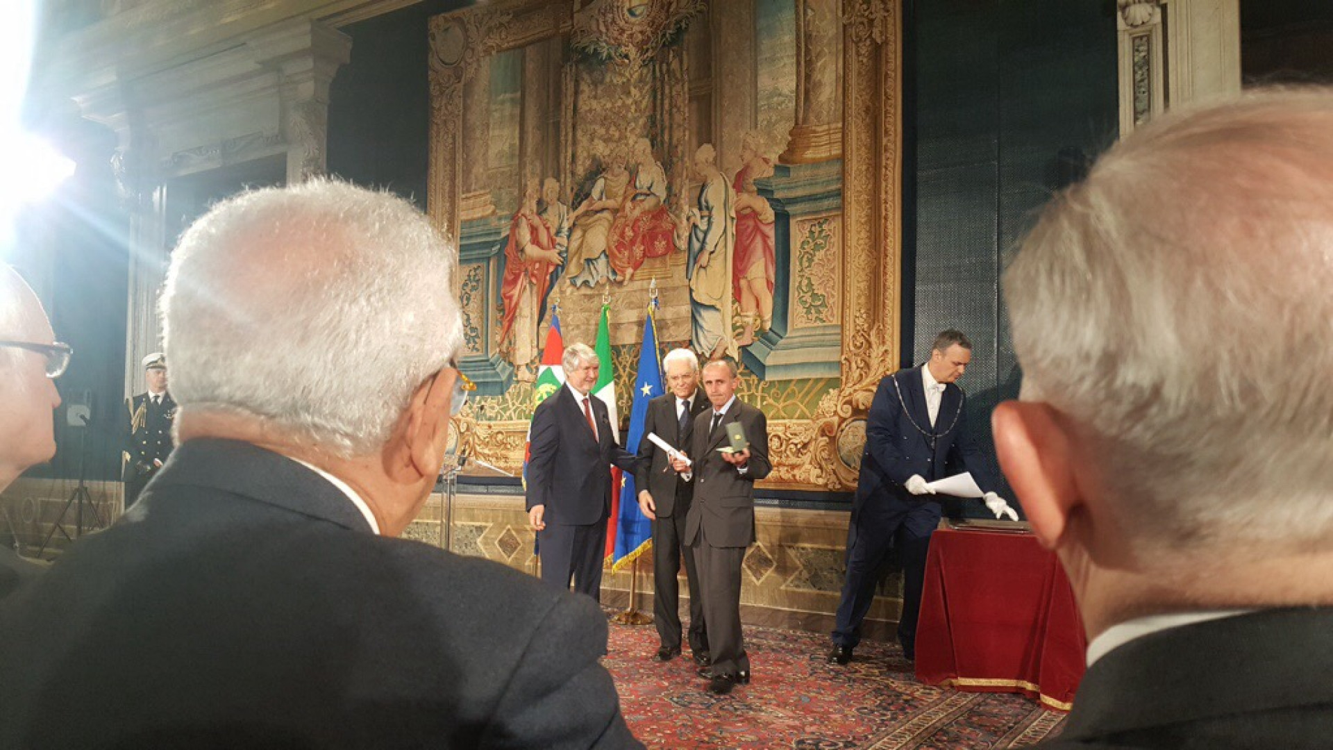 Il presidente Sergio Mattarella ha consegnato la stella al merito del lavoro alla memoria di Luigi Albertelli