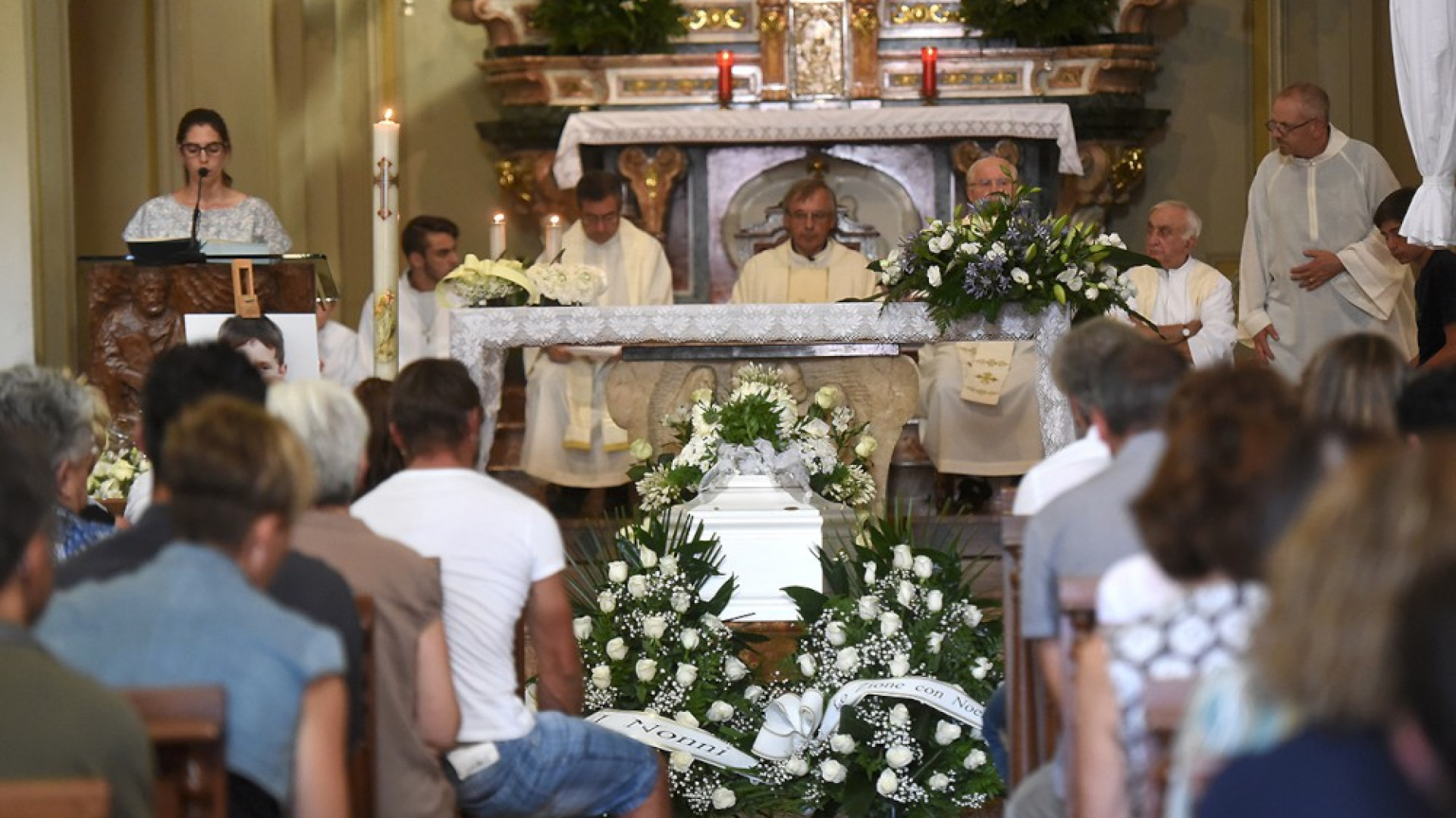 "Pregate per il nostro angelo": ultimo saluto al piccolo Mattia morto in piscina