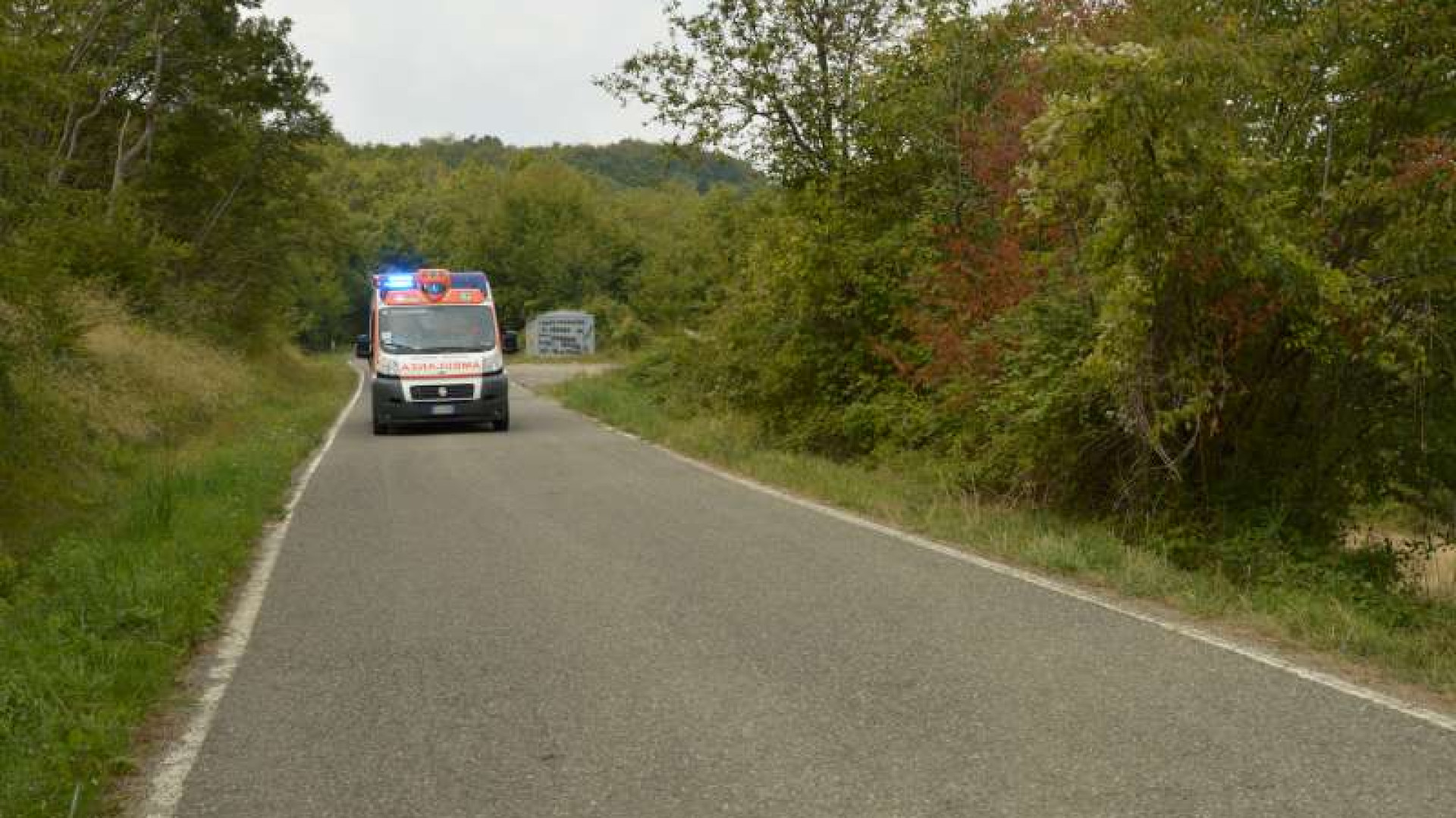 Perino, scontro tra due auto nella nebbia. Statale 45 bloccata in mattinata