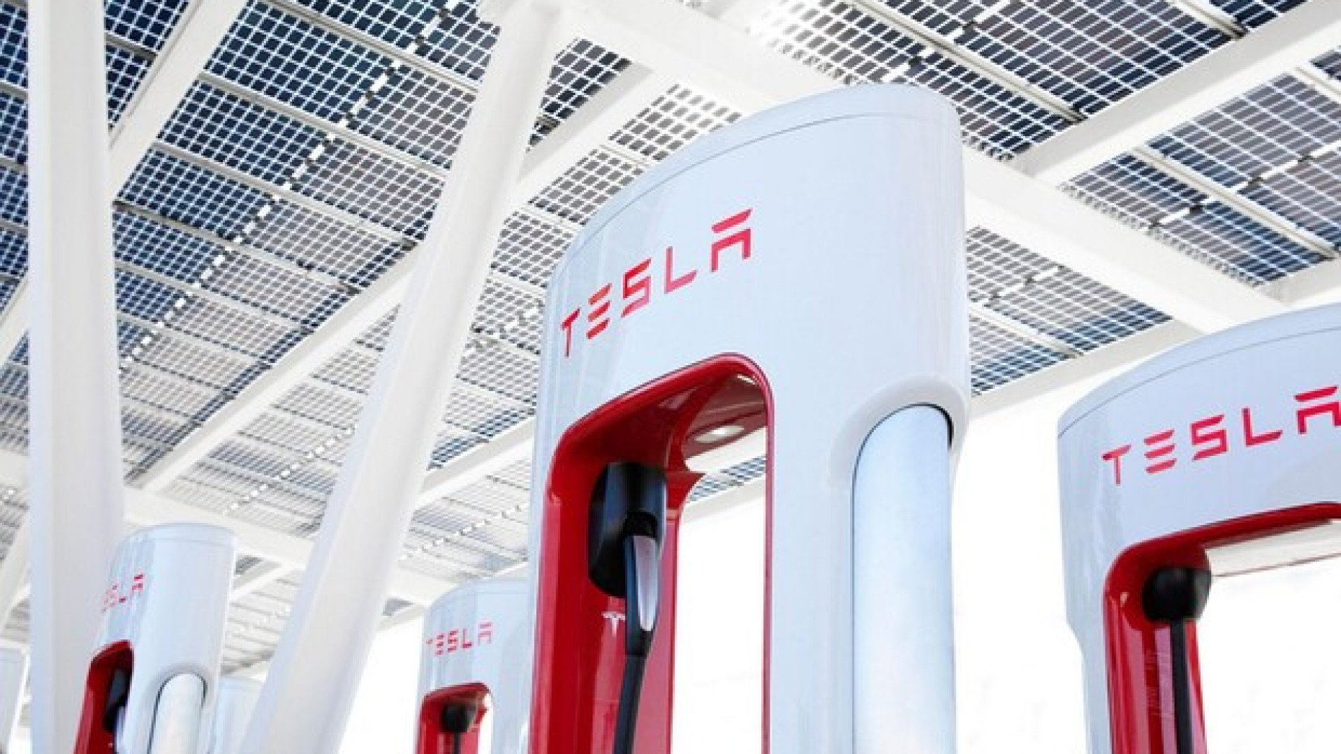 Ricarica veloce delle auto: i Supercharger Tesla aperti anche ad altri brand
