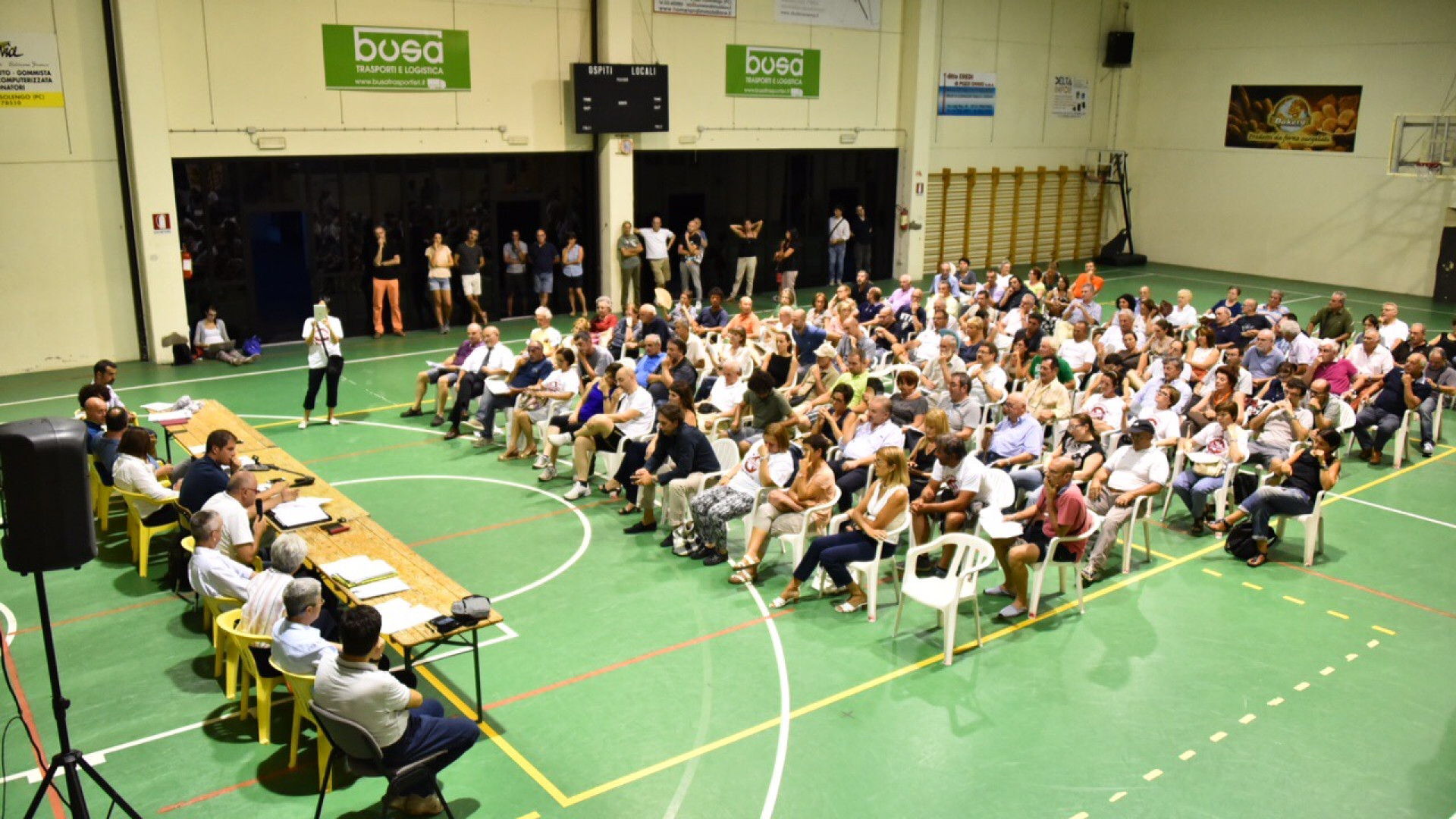 Urla e fischi alla riunione sul bitumificio: "Faremo ricorso al Tar"