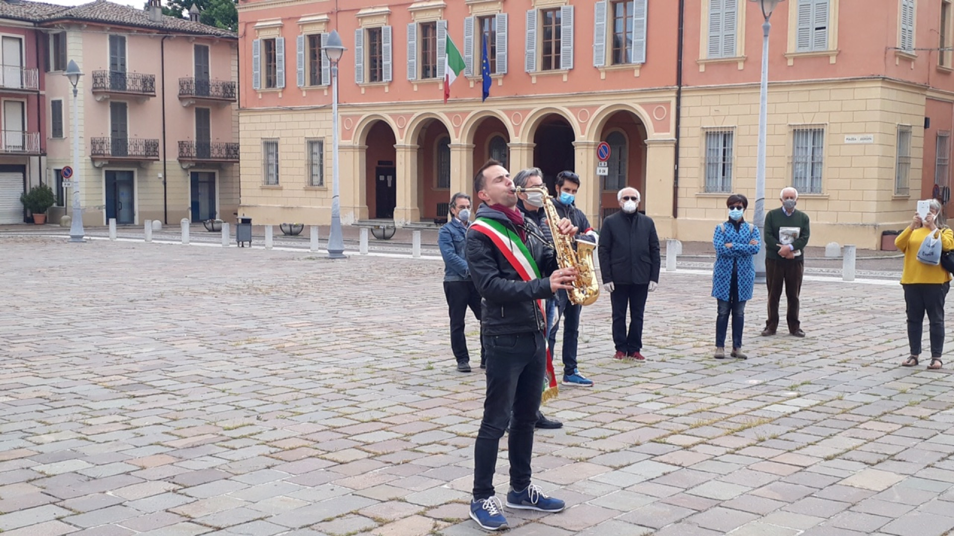 25 aprile, ad Agazzano il sindaco Cigalini emoziona con il suo sax