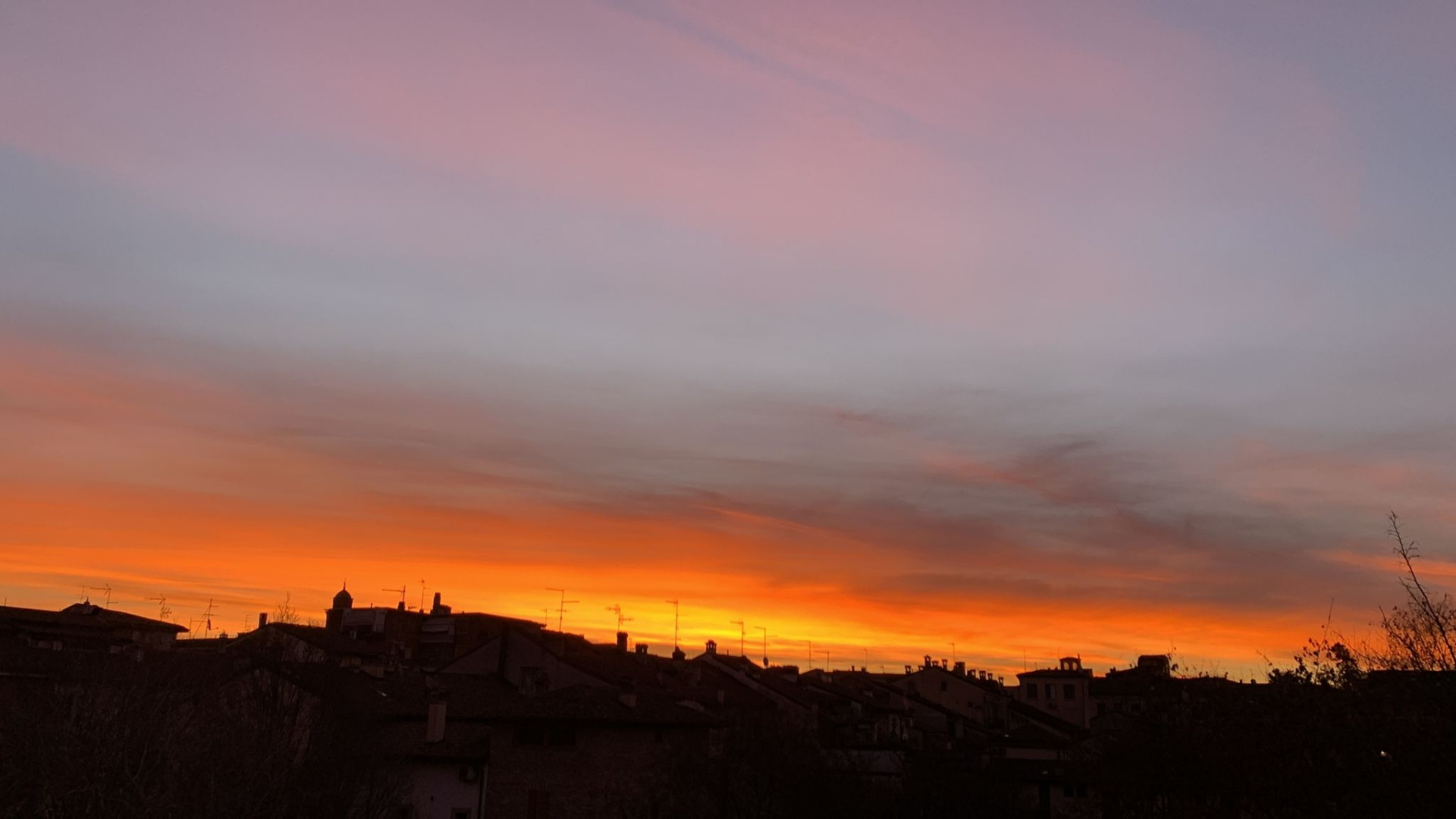 Il cielo dà spettacolo: i piacentini più mattinieri accolti da un'alba infuocata