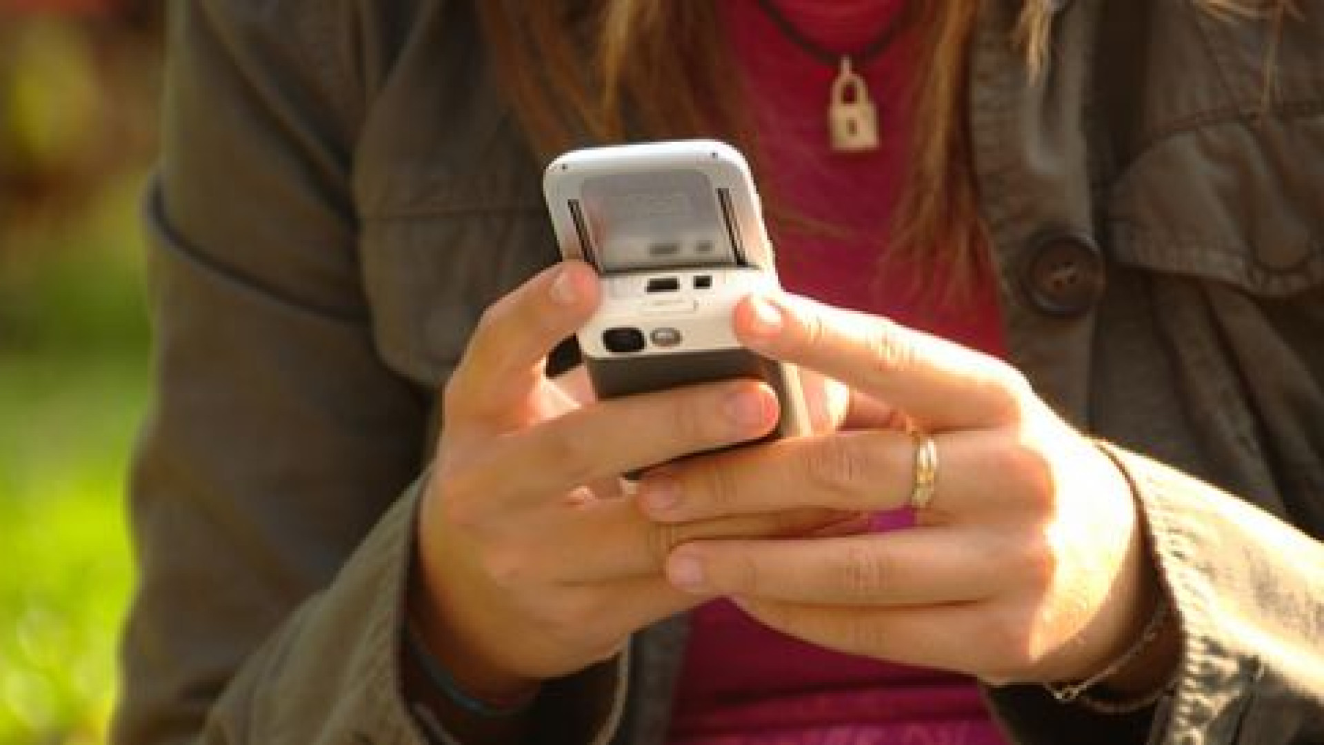 Insulti e gruppo whatsapp contro la compagna malata: sette minori nei guai