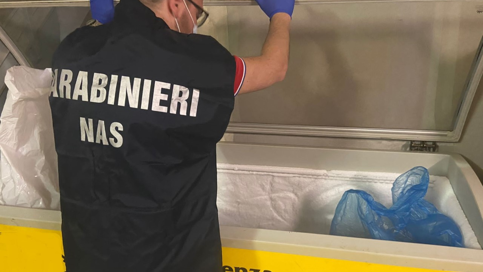 Controlli alimentari: in un deposito Nas trovano prodotti scaduti non smaltiti