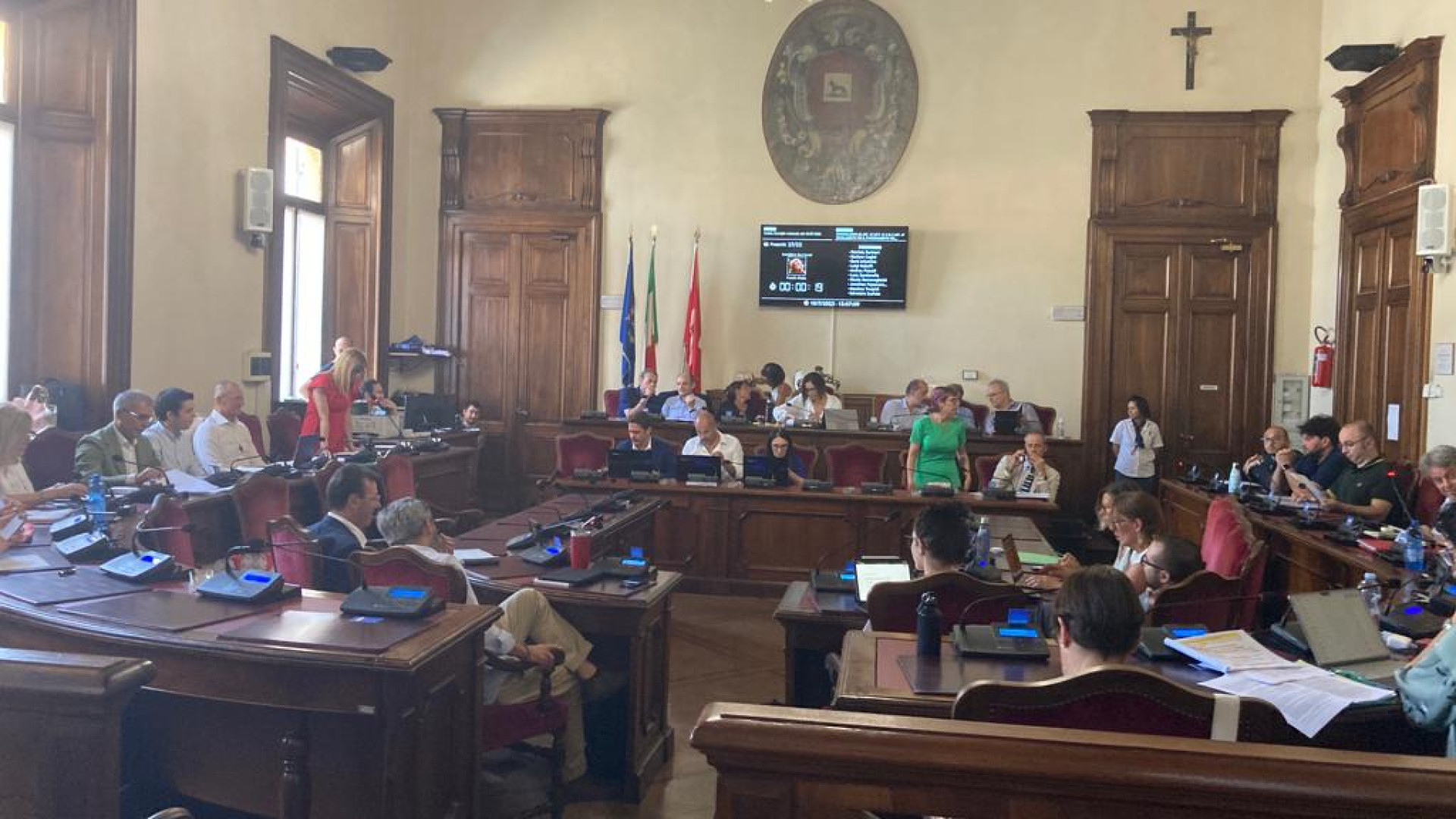 Bagarre in consiglio, scontro sui market: "Giunta del cemento". Replica il Pd
