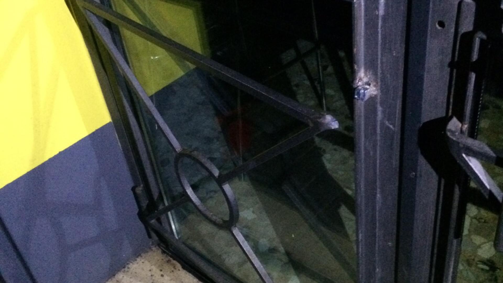 Alseno, tentano il colpo in un bar. Porta divelta con la fiamma ossidrica