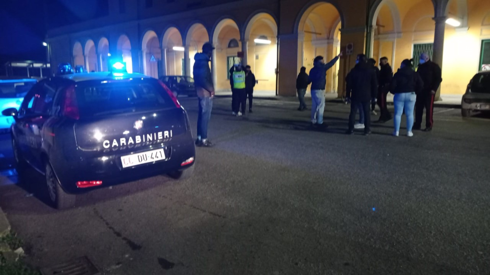 Castel San Giovanni: scontro in stazione tra bande rivali, due giovani in ospedale
