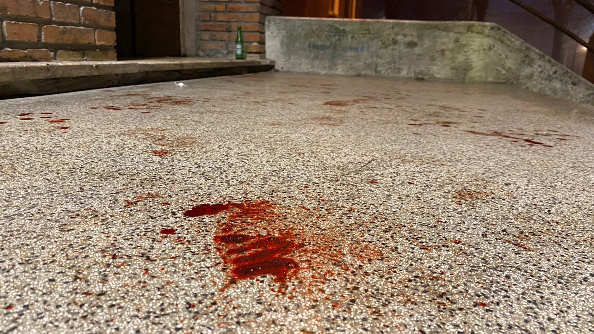 Cortemaggiore, macchie di sangue davanti alla scuola. Indagano i carabinieri