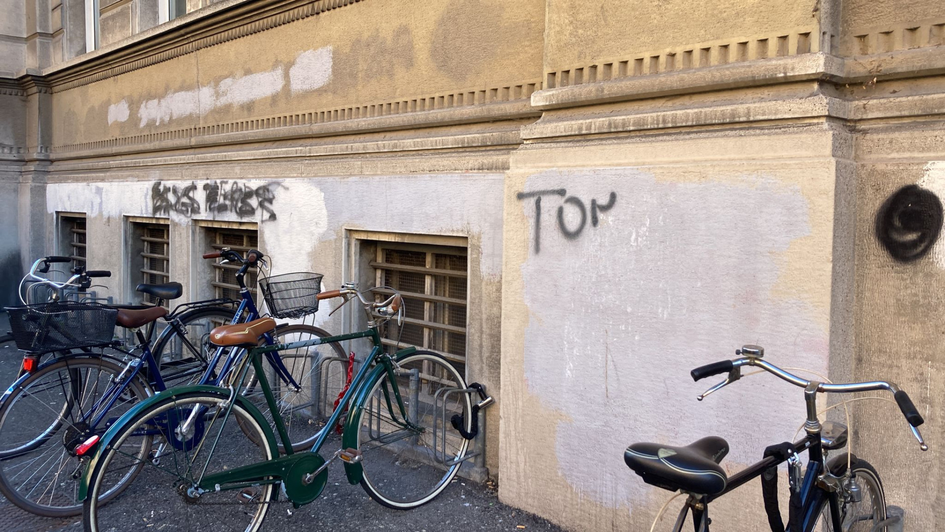 Vandali in azione sull'istituto Romagnosi: la polizia locale blocca due 13enni