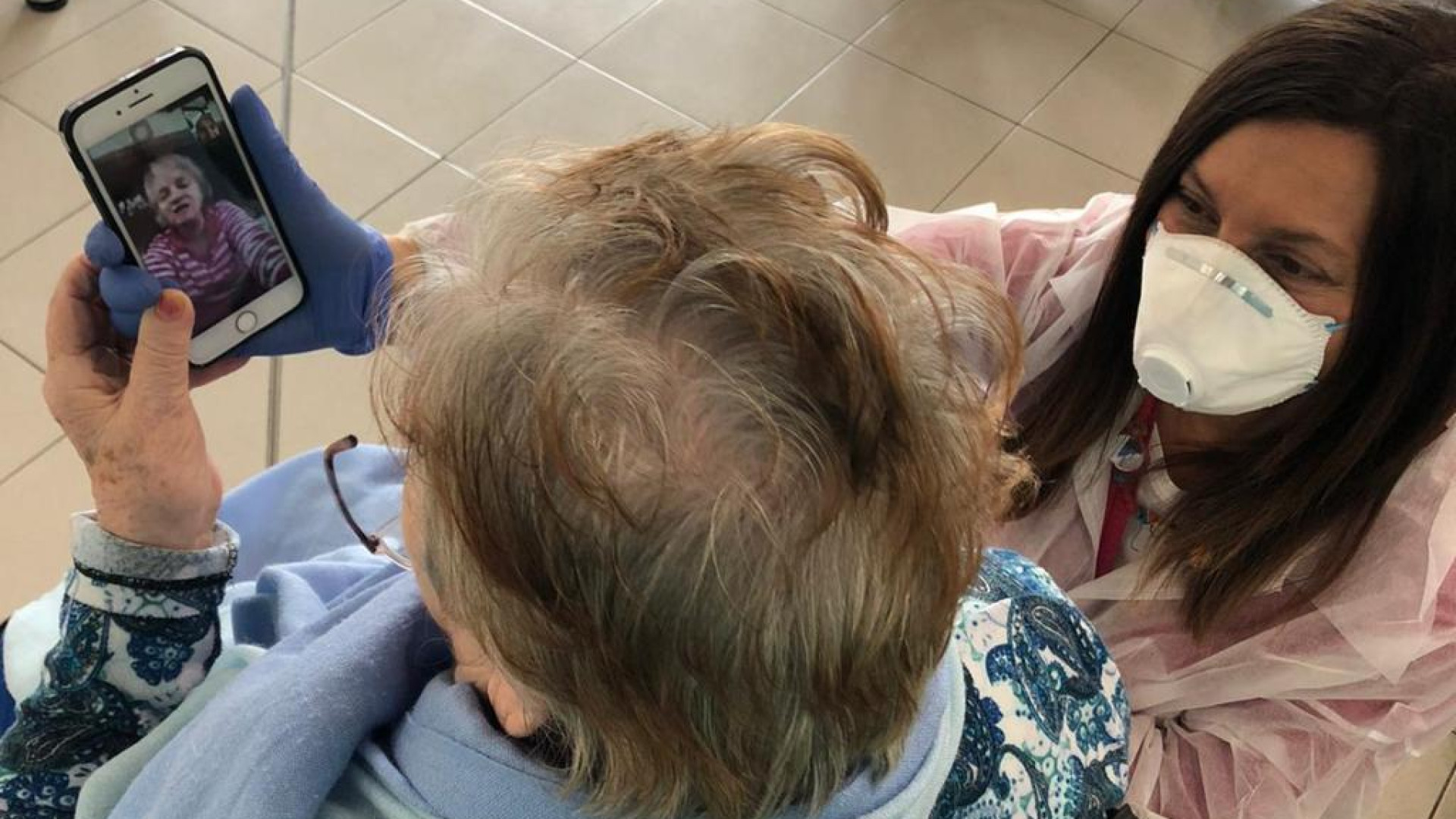 Nonni in chat per salutare i familiari a casa. "Così si sentono meno soli"