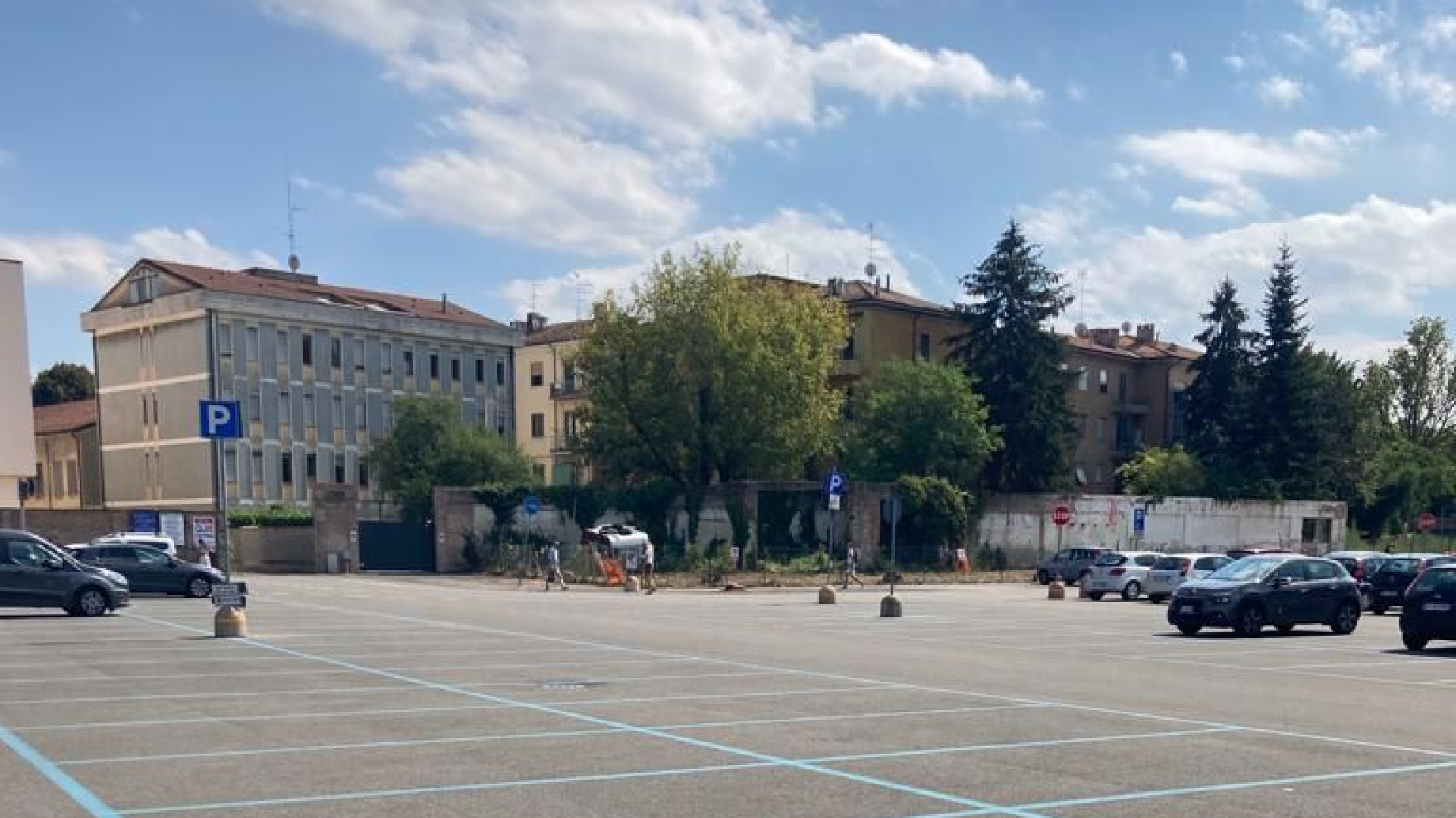 Parcheggio di viale Malta, in arrivo tetti fotovoltaici sui posti auto: "Energia e ombra"