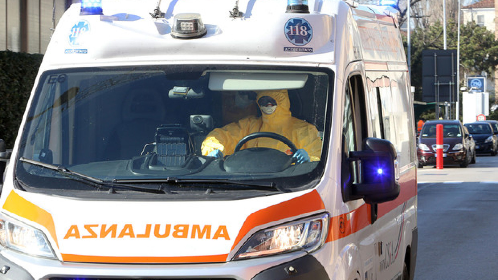 La Fondazione stanzia 150mila euro per l'acquisto di ambulanze e automediche