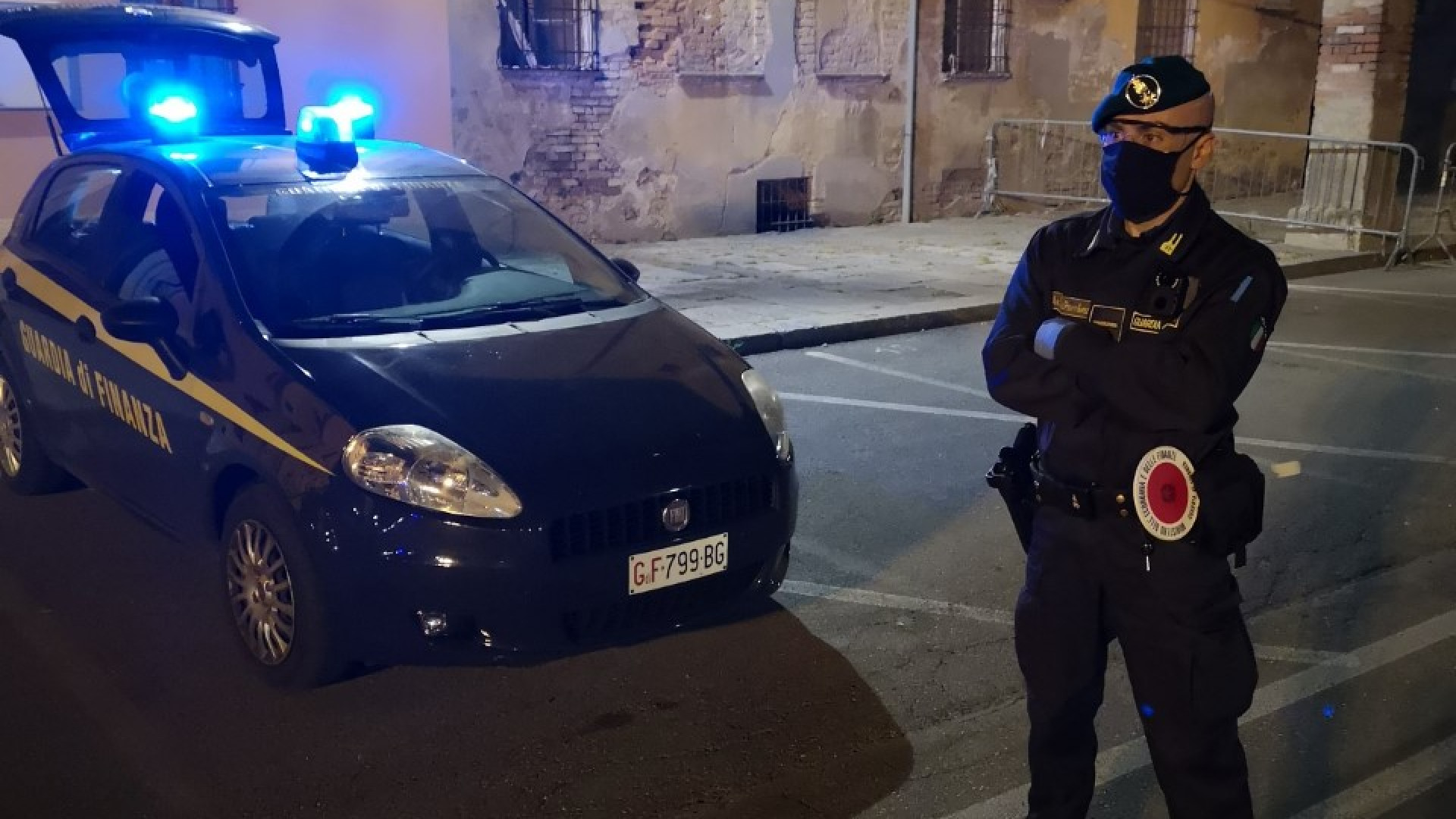 Controlli, due fratelli si scagliano contro le forze dell'ordine: denunciati