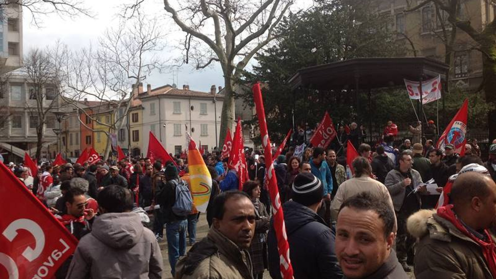 Foglio di via a Milani dei Cobas, 500 manifestanti ai giardini Margherita