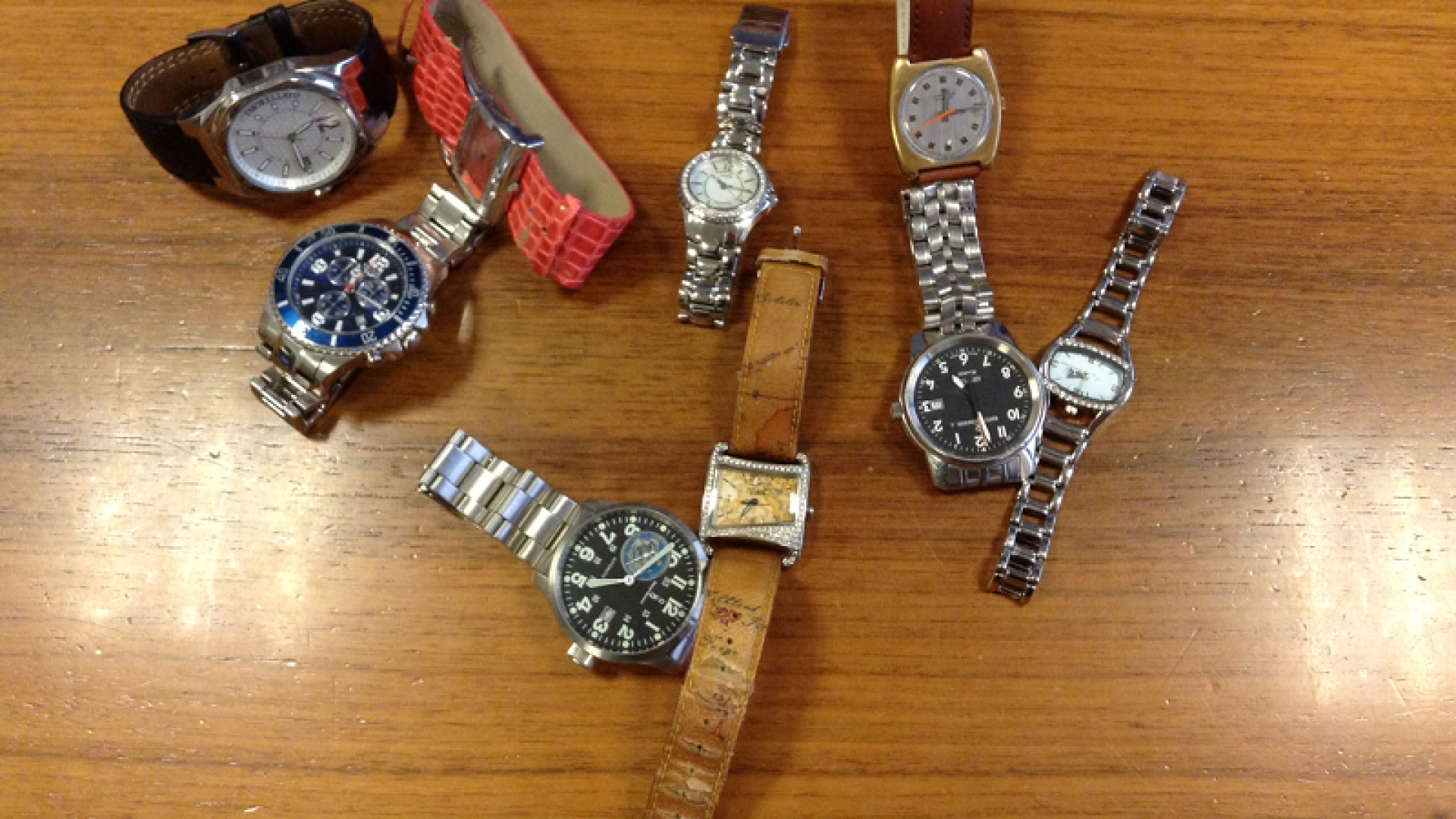 Trova nove orologi abbandonati in un campo e li consegna alla polizia