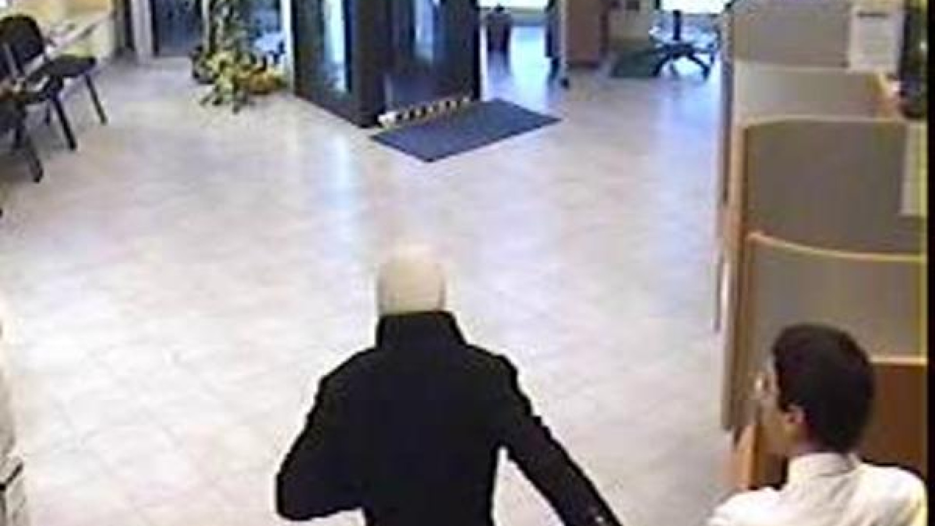 In trasferta a Brescia per una rapina in banca: arrestati. Le immagini del colpo