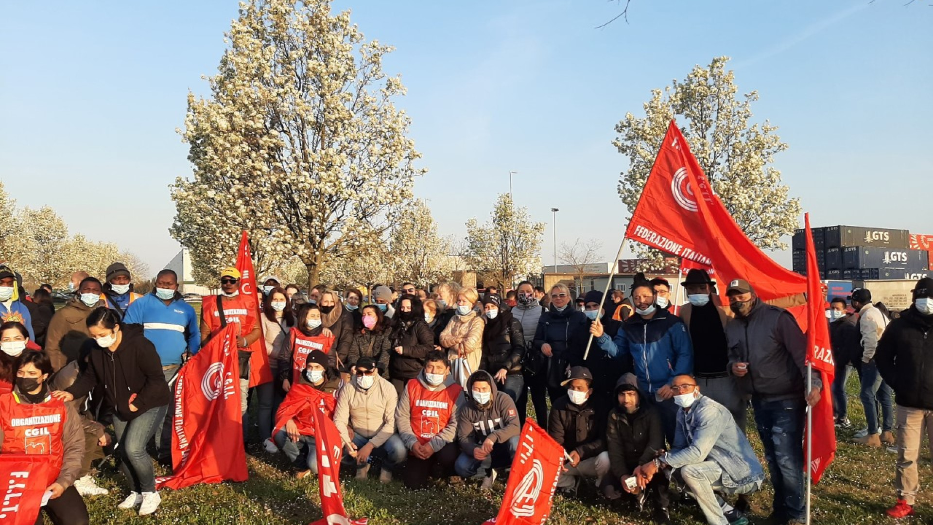 Lavoratori della logistica e trasporto merci incrociano le braccia per il contratto
