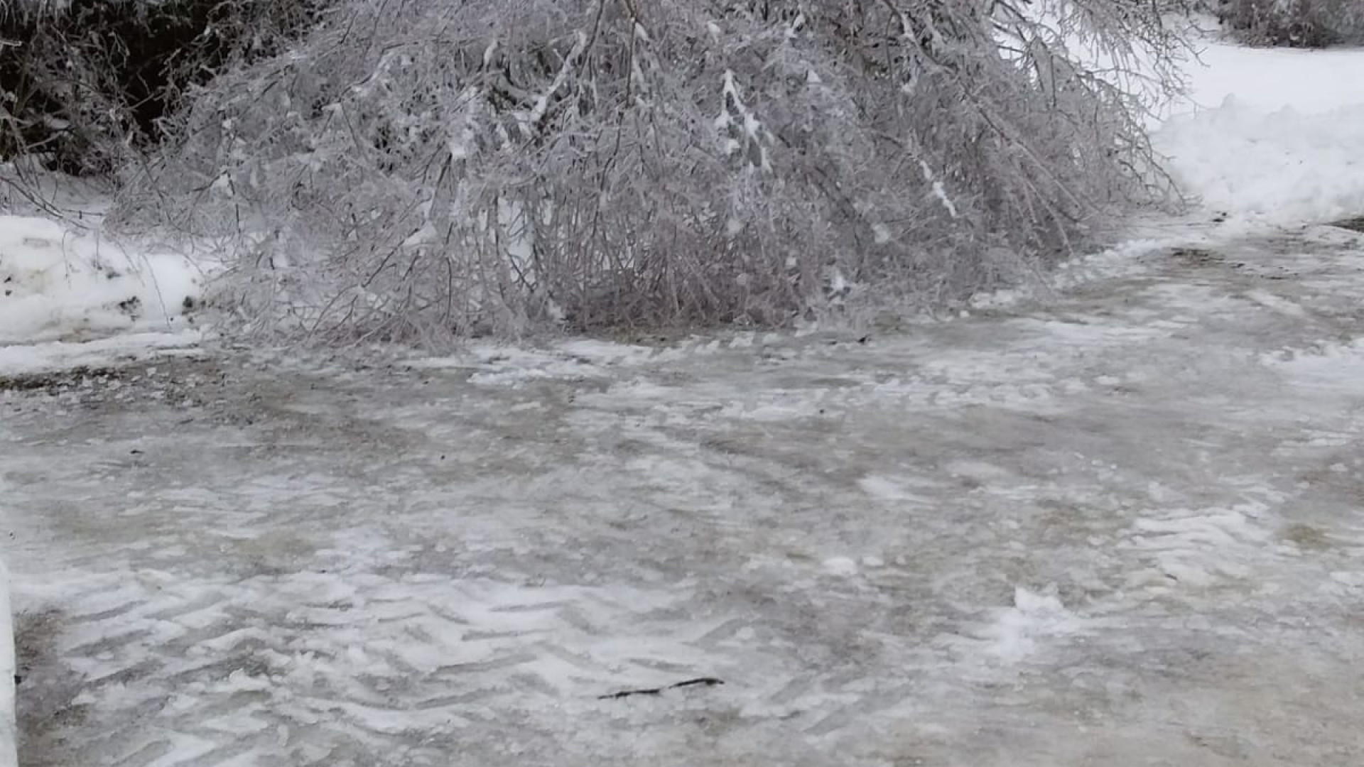 Gelicidio: giornata di lavoro per riaprire strade e ripristinare luce e gas. Frazioni ancora al buio e ricomincia a nevicare