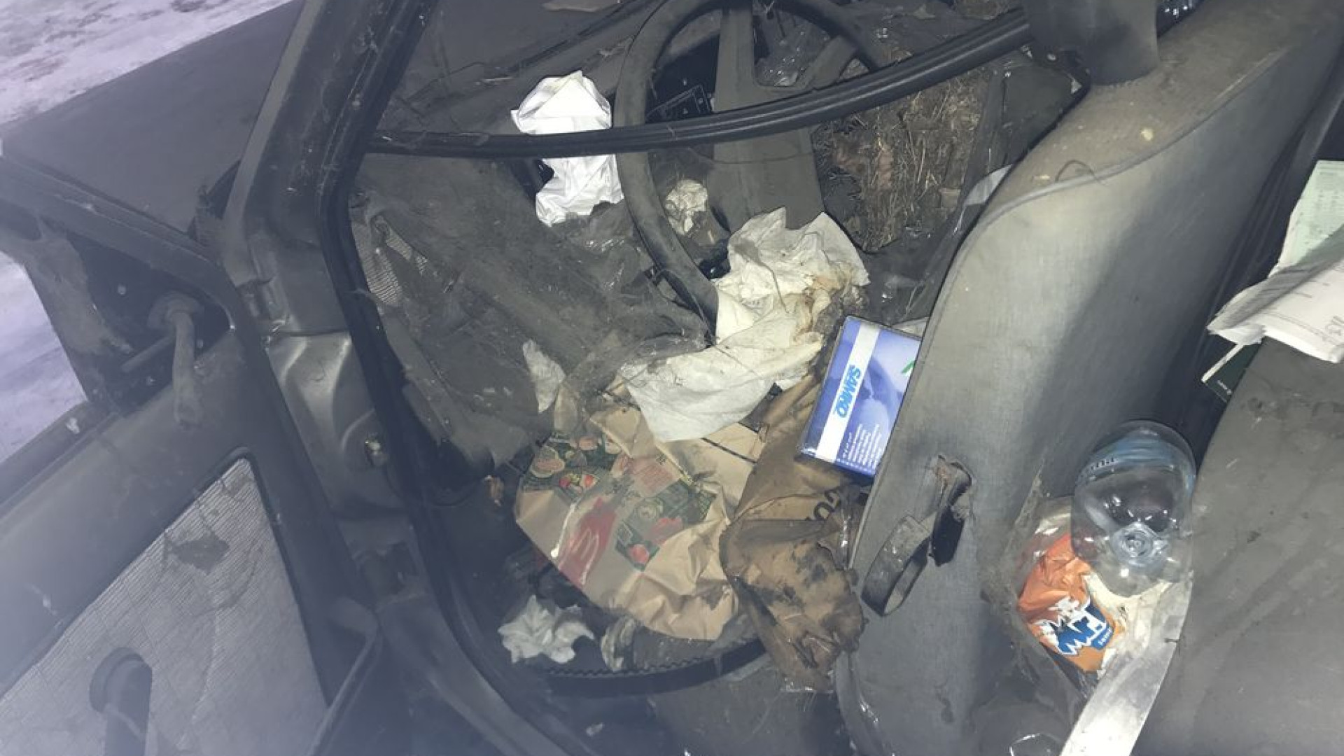 Alloggi popolari: cimitero di auto ma anche mobili e rifiuti abbandonati