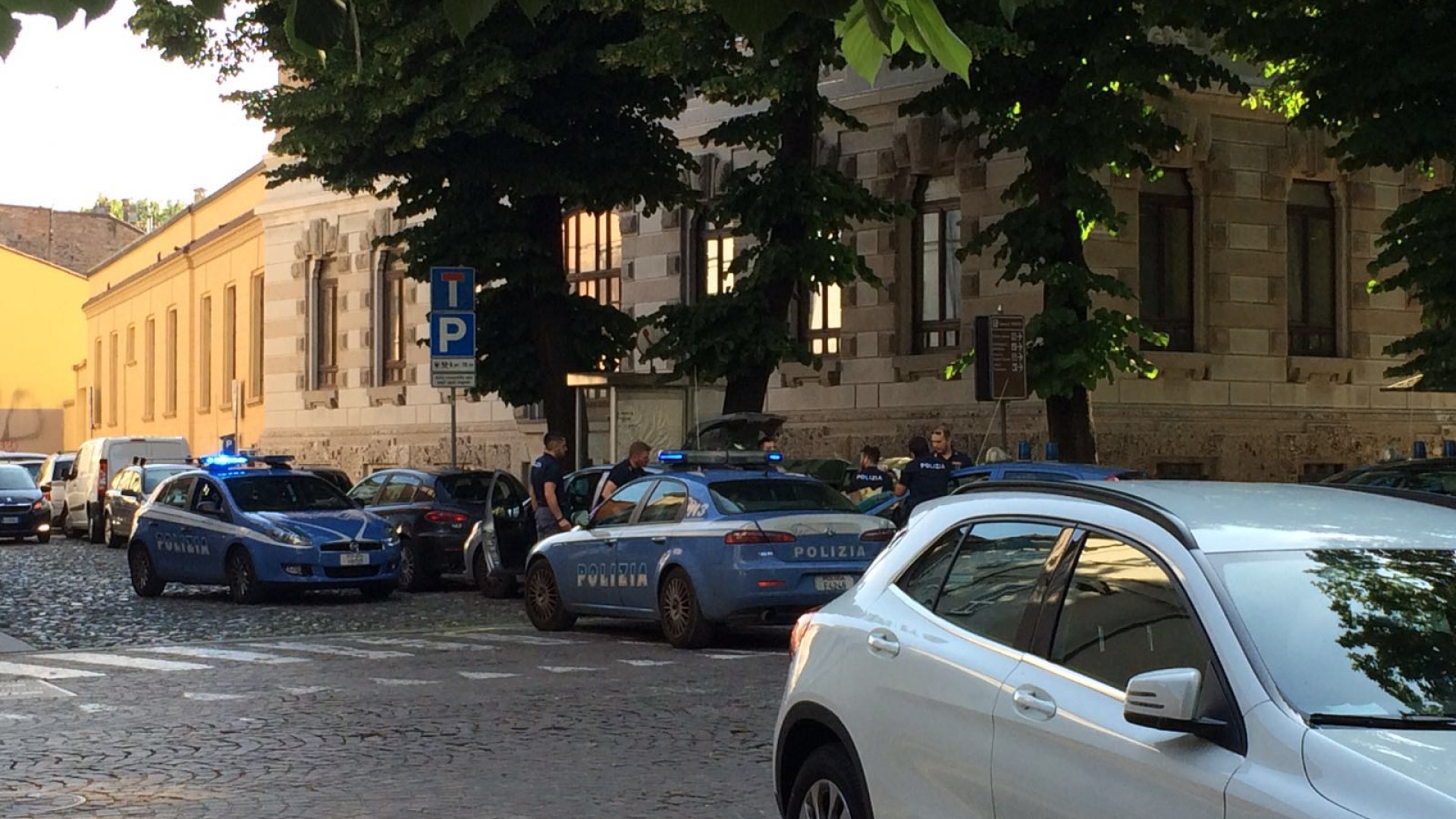 Auto con merce rubata e droga: coppia di giovani denunciata