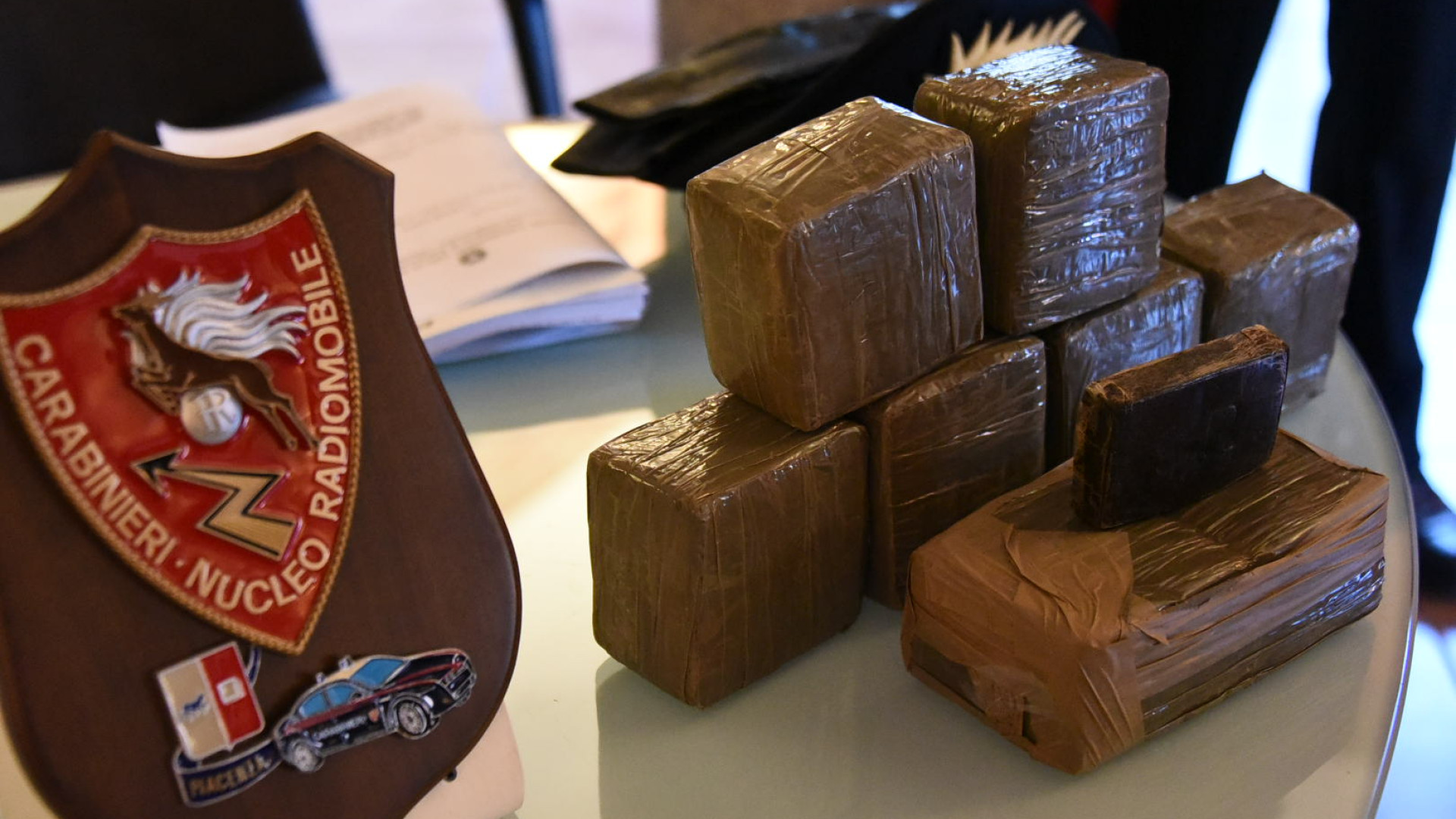 Colpo allo spaccio: sequestrati 10 chili di hashish. Due arresti