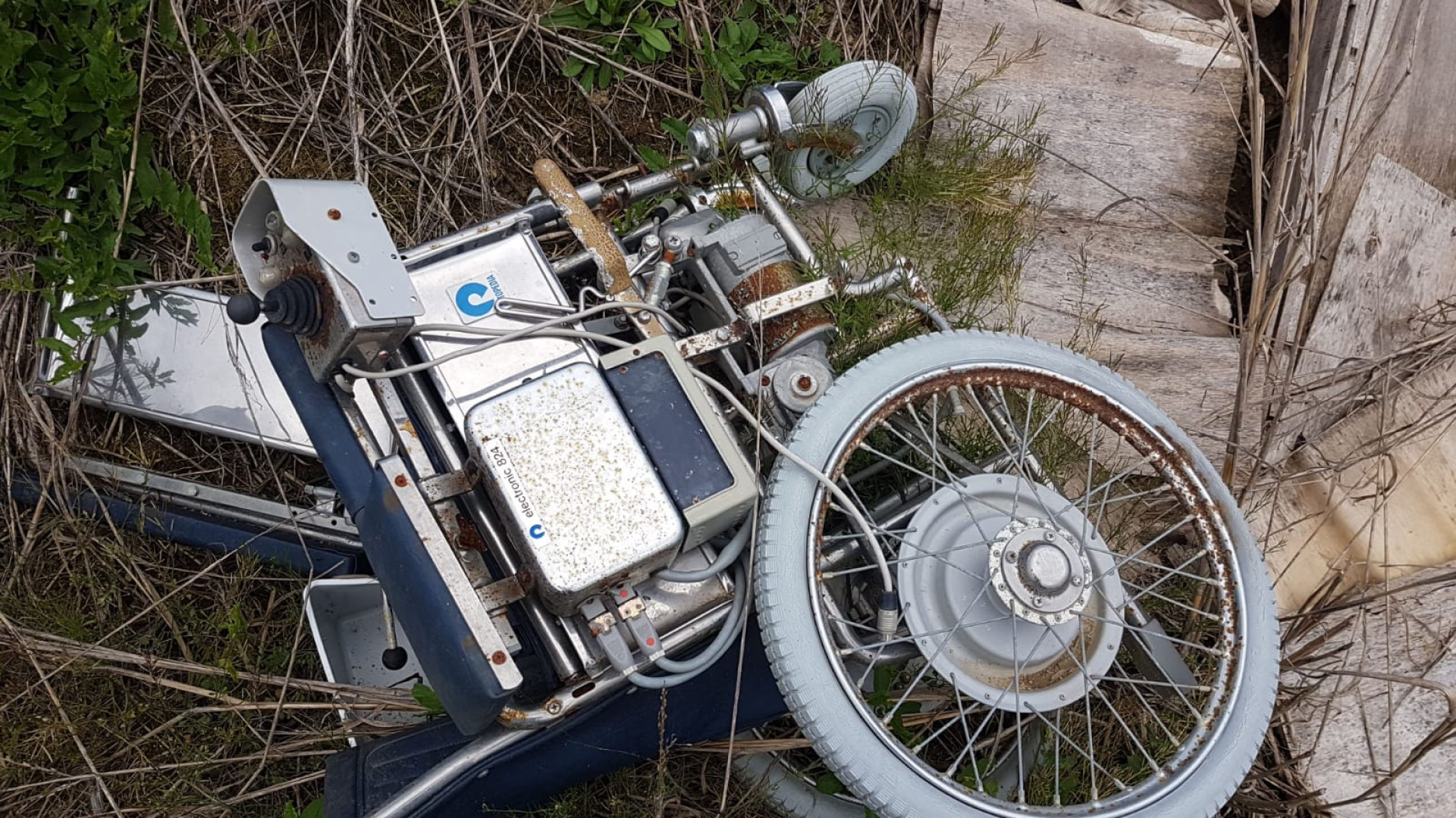 Persino una sedia a rotelle e un frigorifero nella discarica abusiva