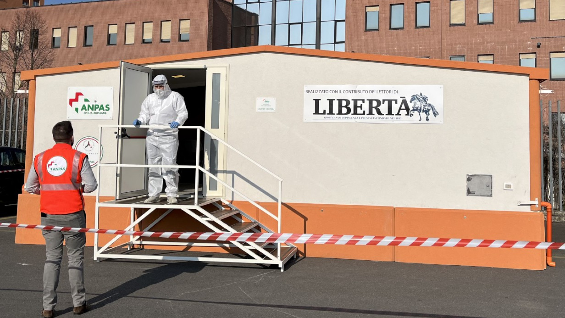 Pronta la casetta di Anpas e Libertà: già partiti i primi tamponi ai profughi ucraini