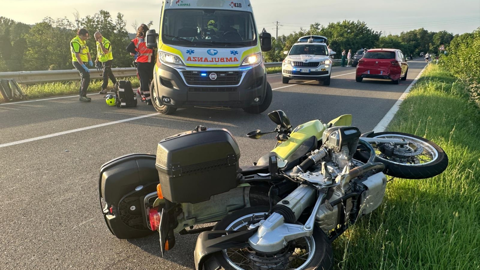 Scontro tra auto e moto sulla statale 45 a Rivergaro: interviene l'elisoccorso