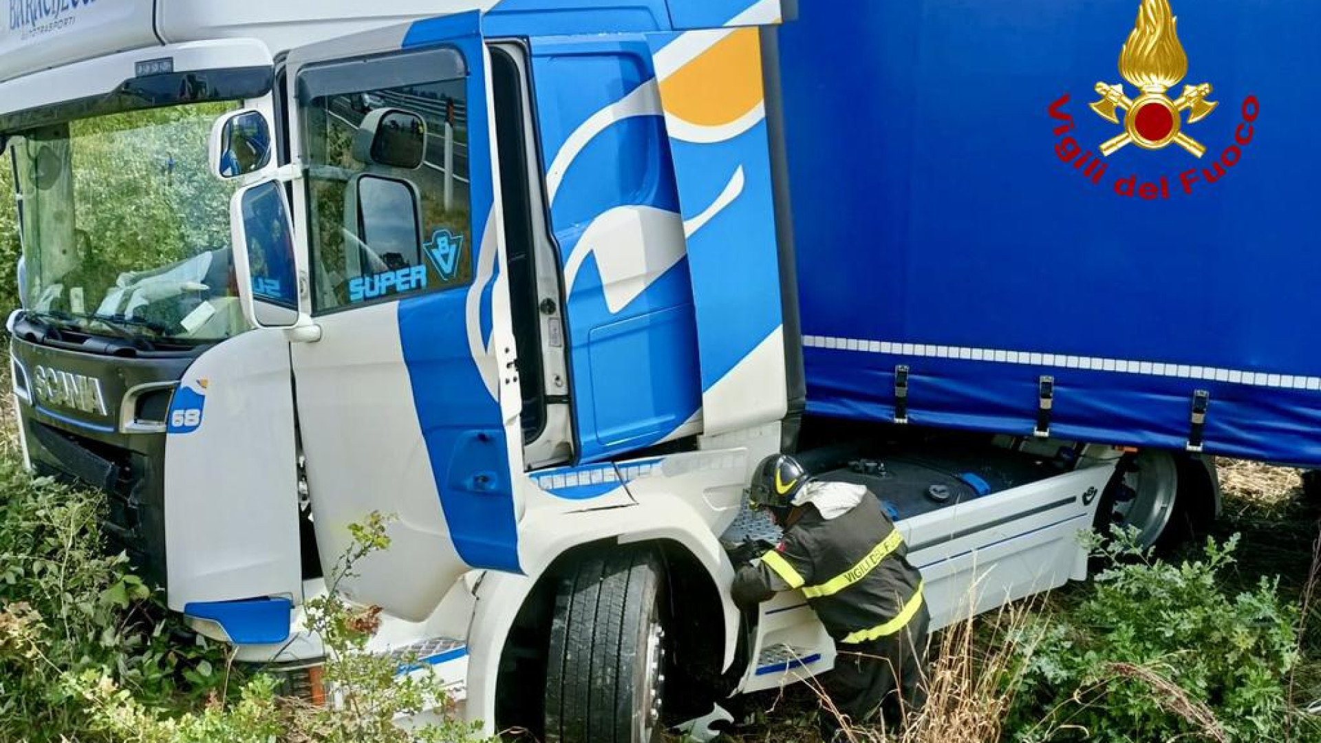 Incidente in A21 a San Pietro in Cerro, camion esce di strada: autista in ospedale
