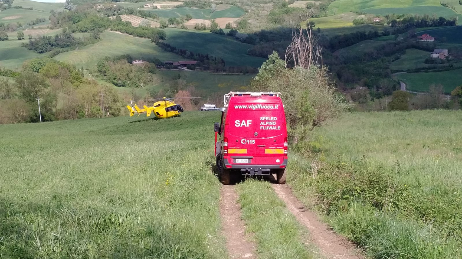 Ciclista cade e finisce nel canale: recuperato grazie al gps, è grave. Intervento dei vigili del fuoco e dell'elisoccorso