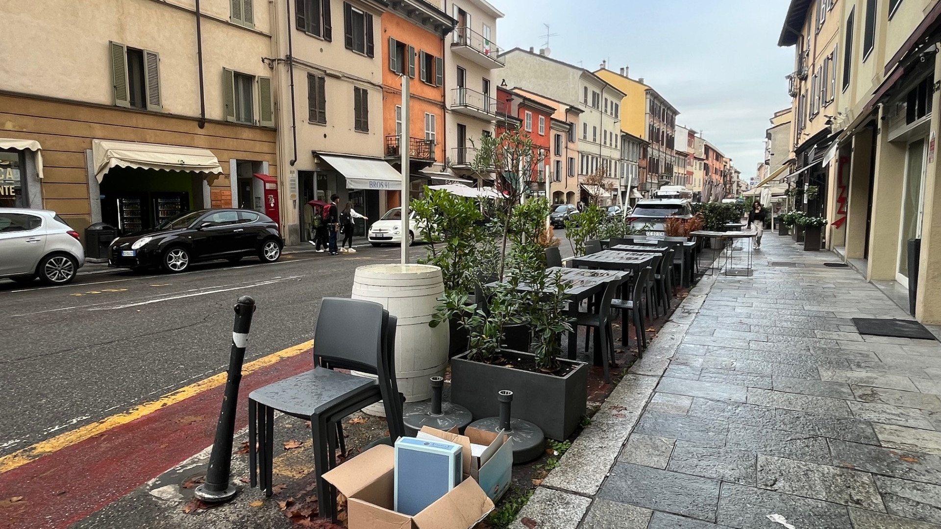 Degrado e sporcizia, sbottano i commercianti del Corso: "Oramai siamo spazzini"