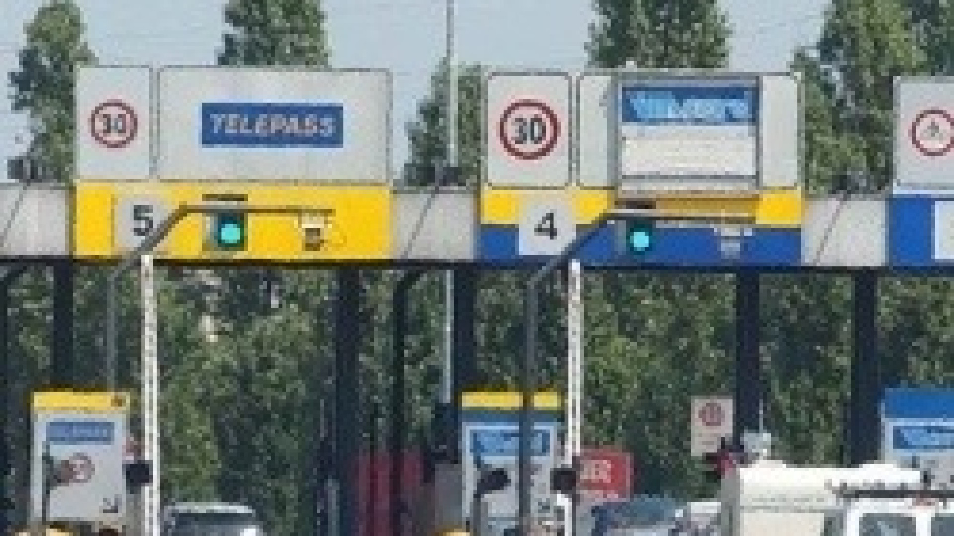 Incidente a Piacenza Sud: al casello centra la barriera anziché la corsia
