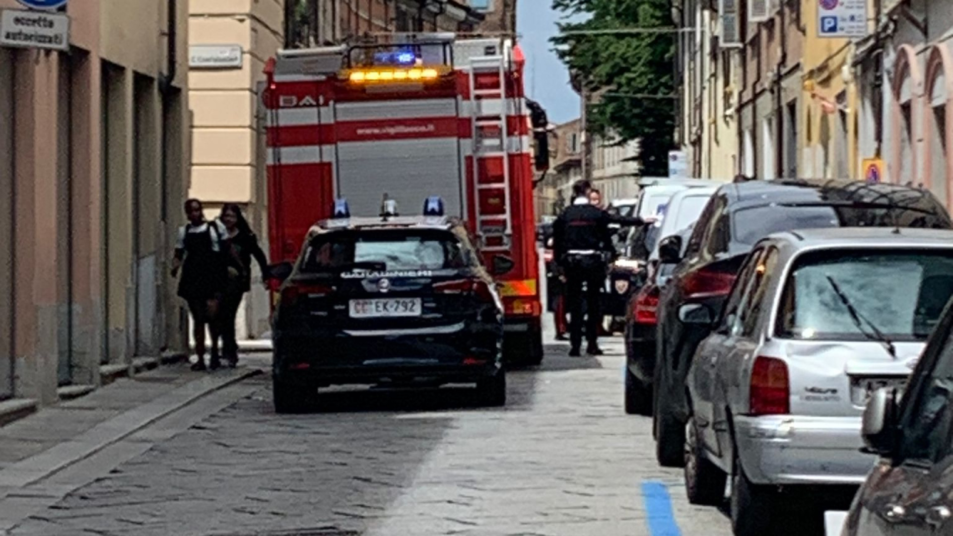 Infortunio a Piacenza: cede il pavimento, donna precipita e finisce in ospedale