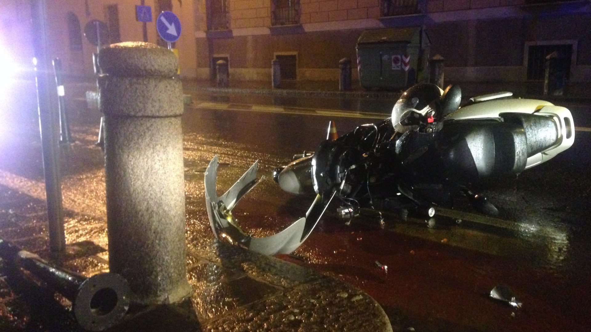 Stradone Farnese, doppio incidente sotto il diluvio. Ferito un motociclista. VIDEO