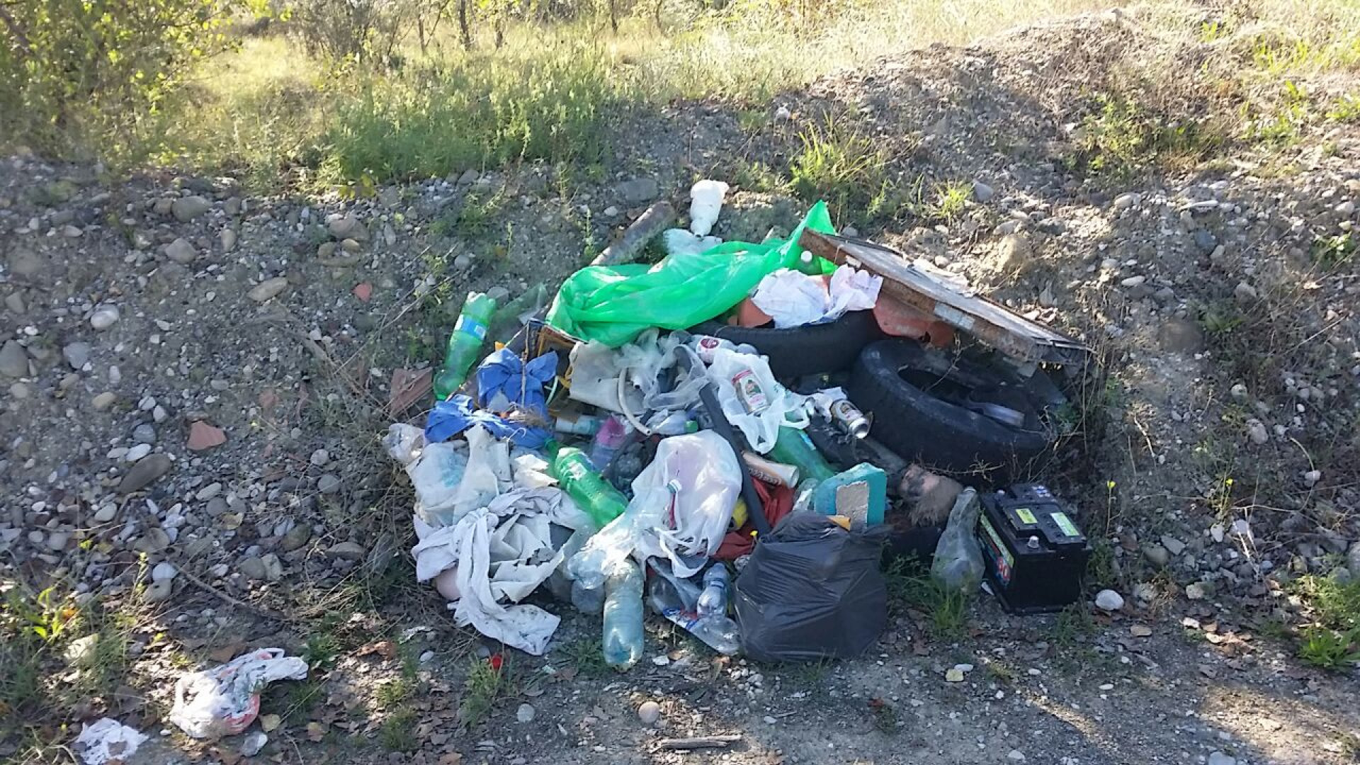 Discarica a cielo aperto nel Parco del Trebbia. Anche una batteria d'auto