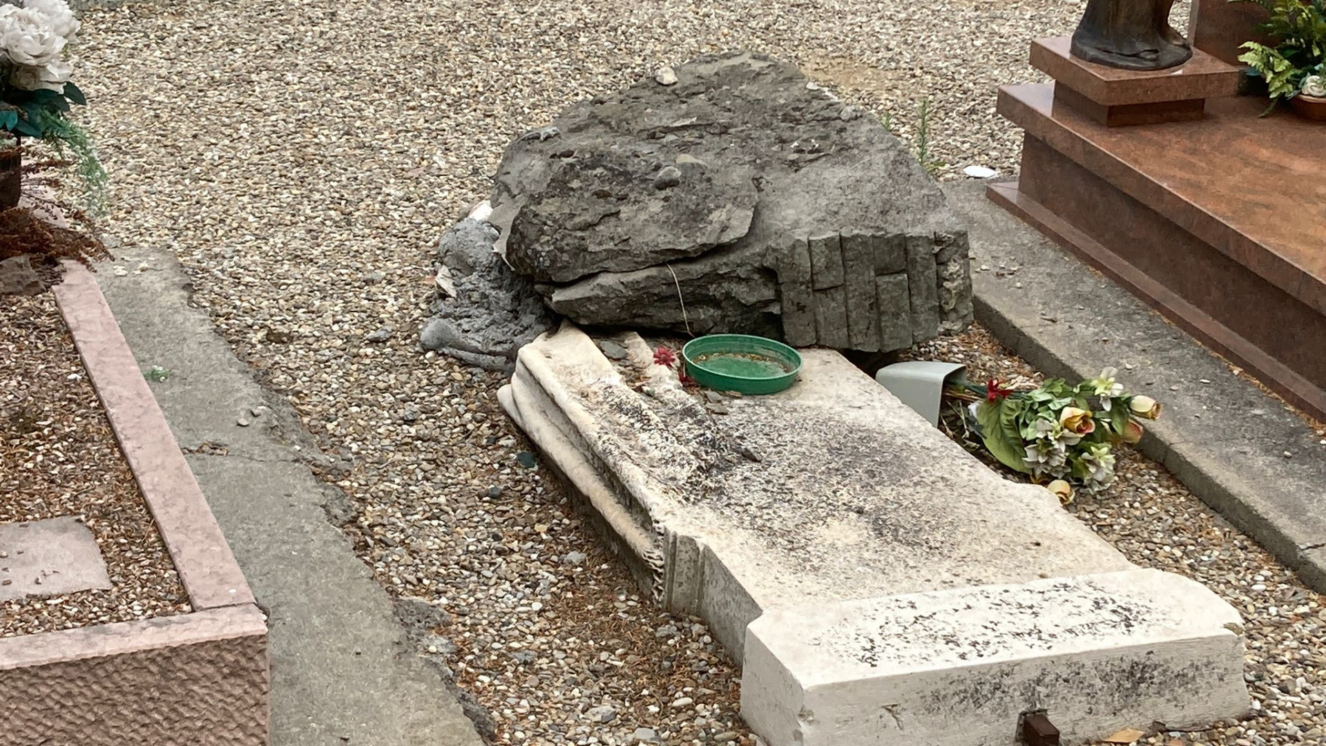 Al cimitero tra concessioni scadute e lapidi rotte. Verso la maxi manutenzione