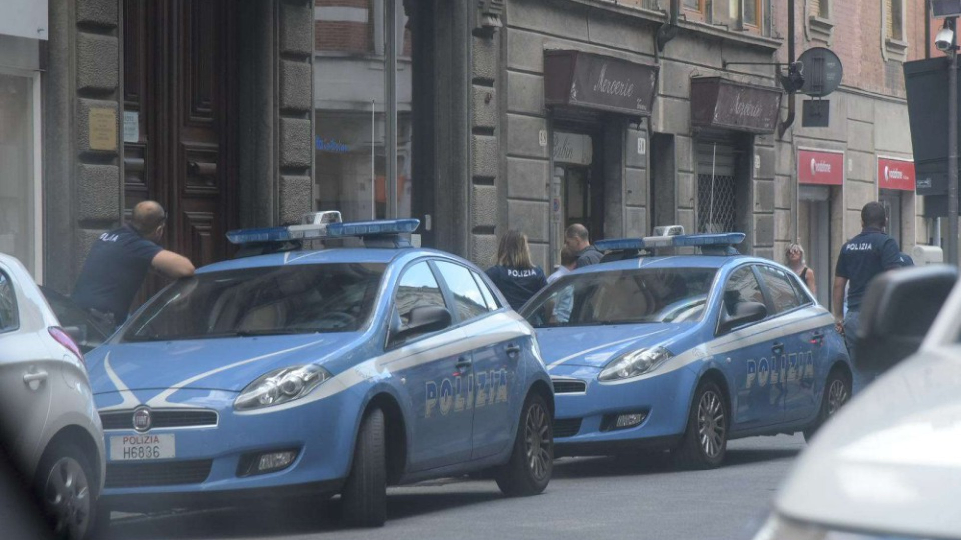 Le rovesciano addosso il caffè e la derubano del portafoglio con 500 euro