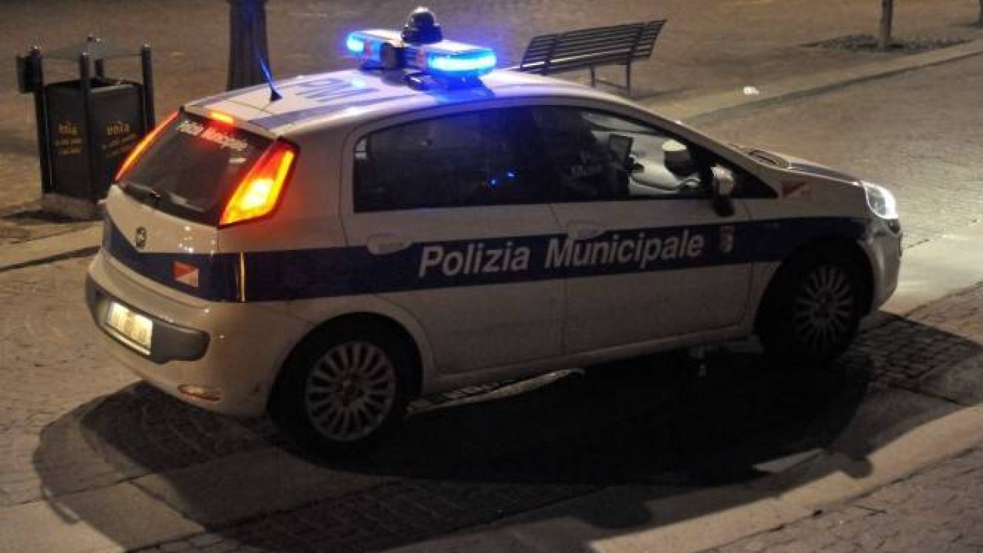 Guida ubriaco, provoca tre incidenti stradali e scappa. Denunciato