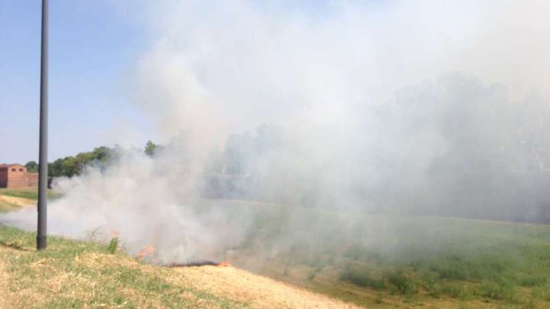 Sterpaglie in fiamme a Soarza. Due casi al giorno per i pompieri