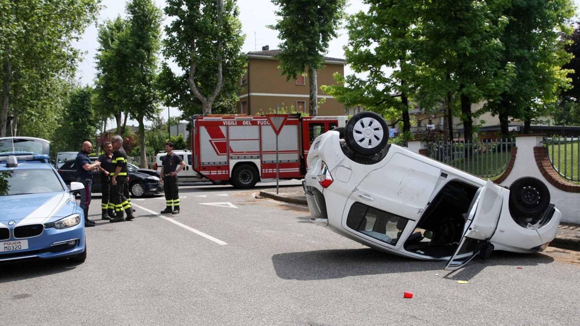 Scontro tra auto a Pontenure, vettura si ribalta in mezzo alla strada. Ferita un'anziana