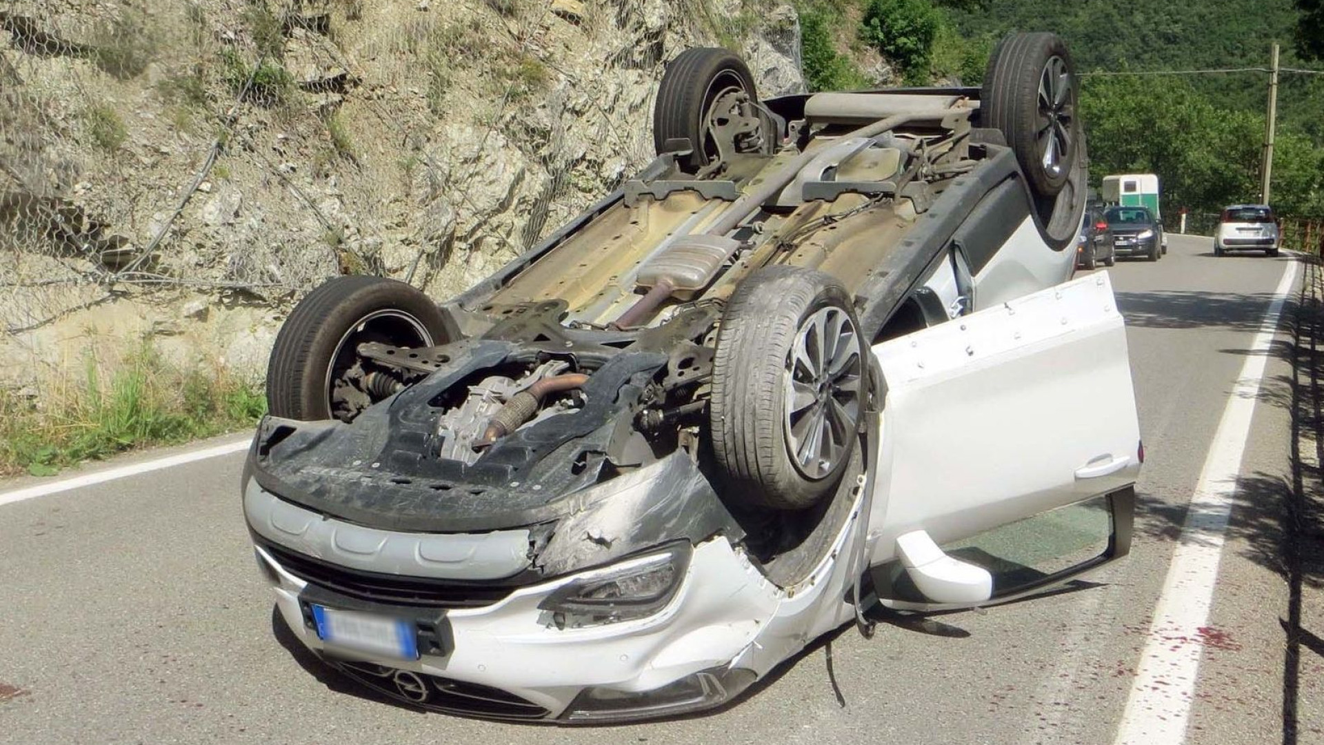 Farini, auto si ribalta sulla Provinciale: ferito il guidatore