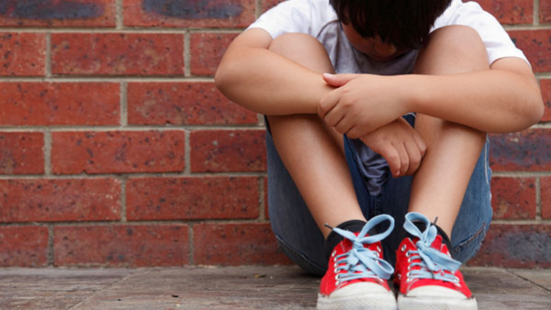 A otto anni a casa da solo e al ritorno di mamma le botte con il bastone: 40enne condannata per lesioni