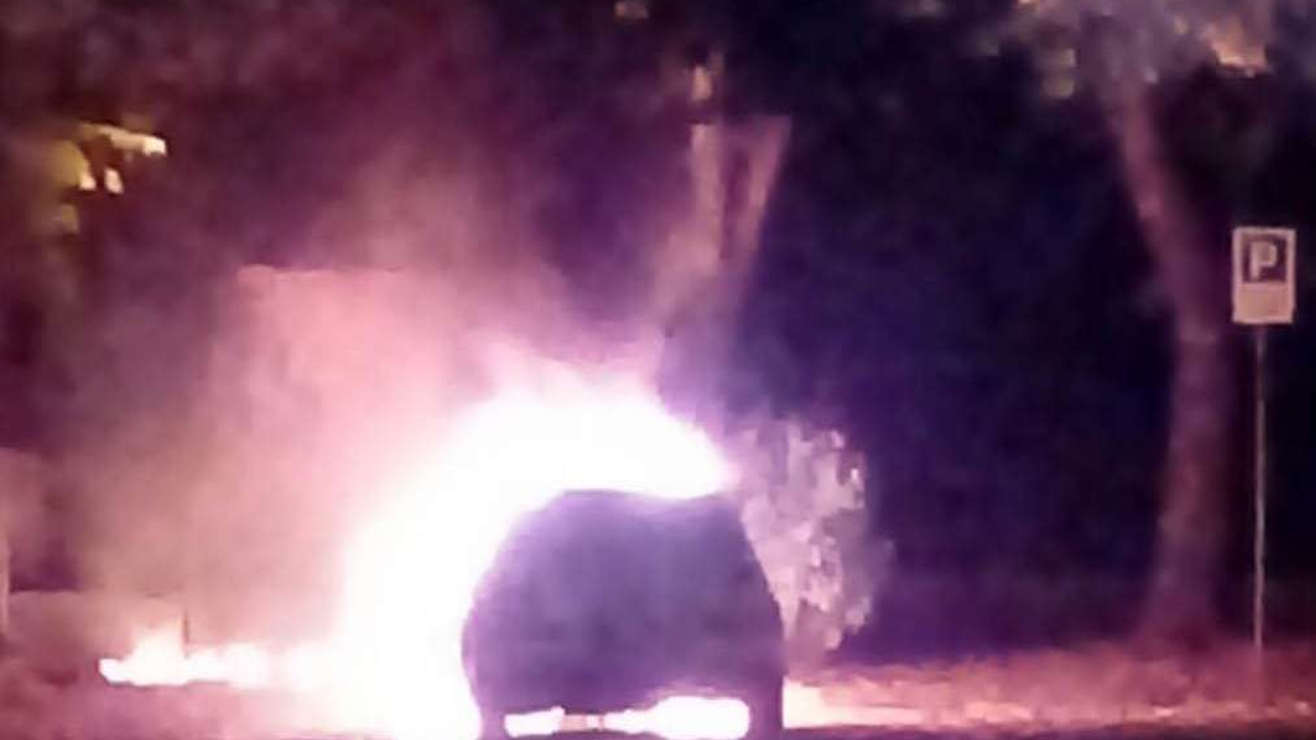 Piozzano, rogo in un cassonetto dei rifiuti.Le fiamme si propagano a un'auto