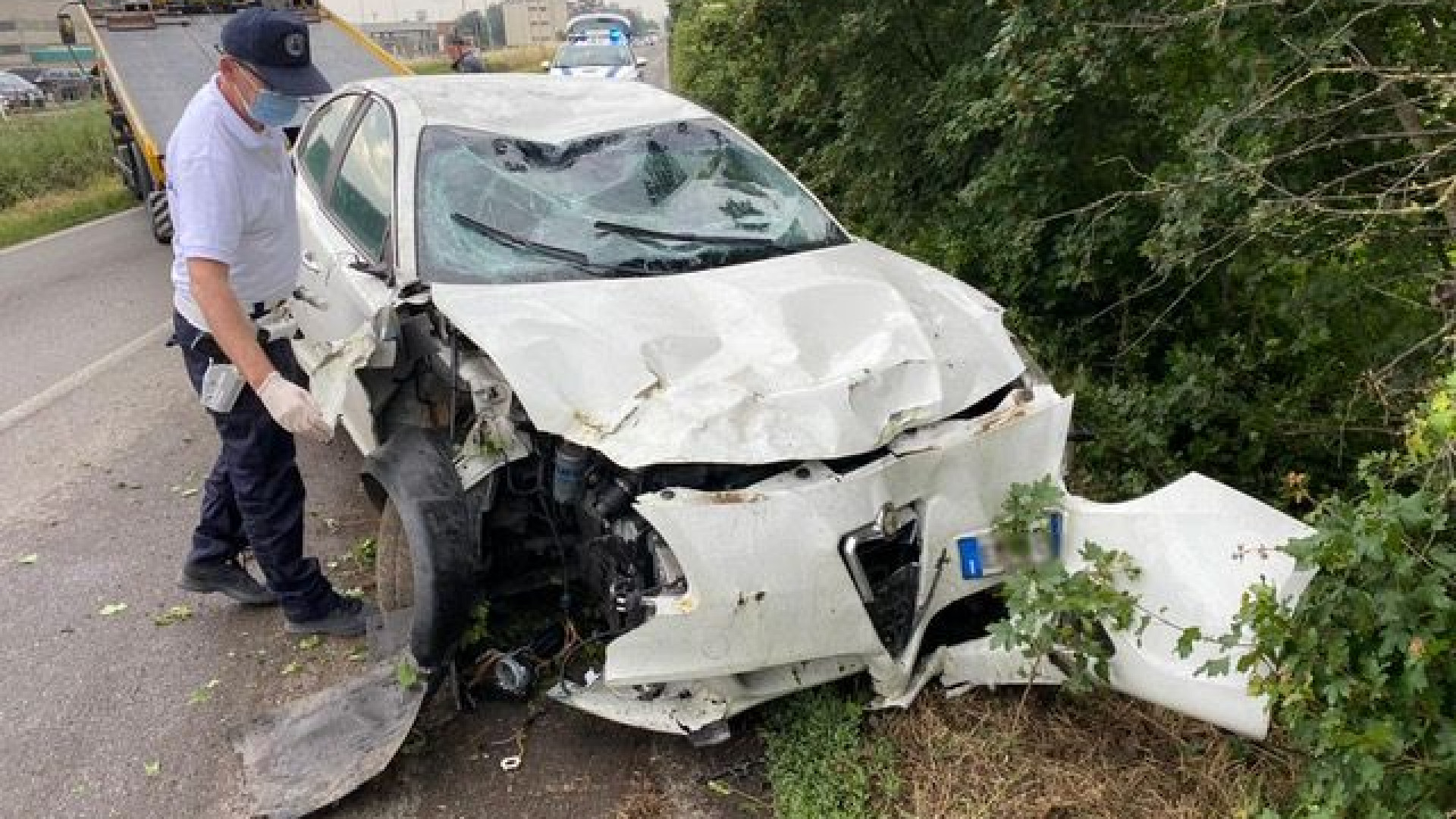 Cortemaggiore, esce di strada e si ribalta con l'auto: illeso per miracolo