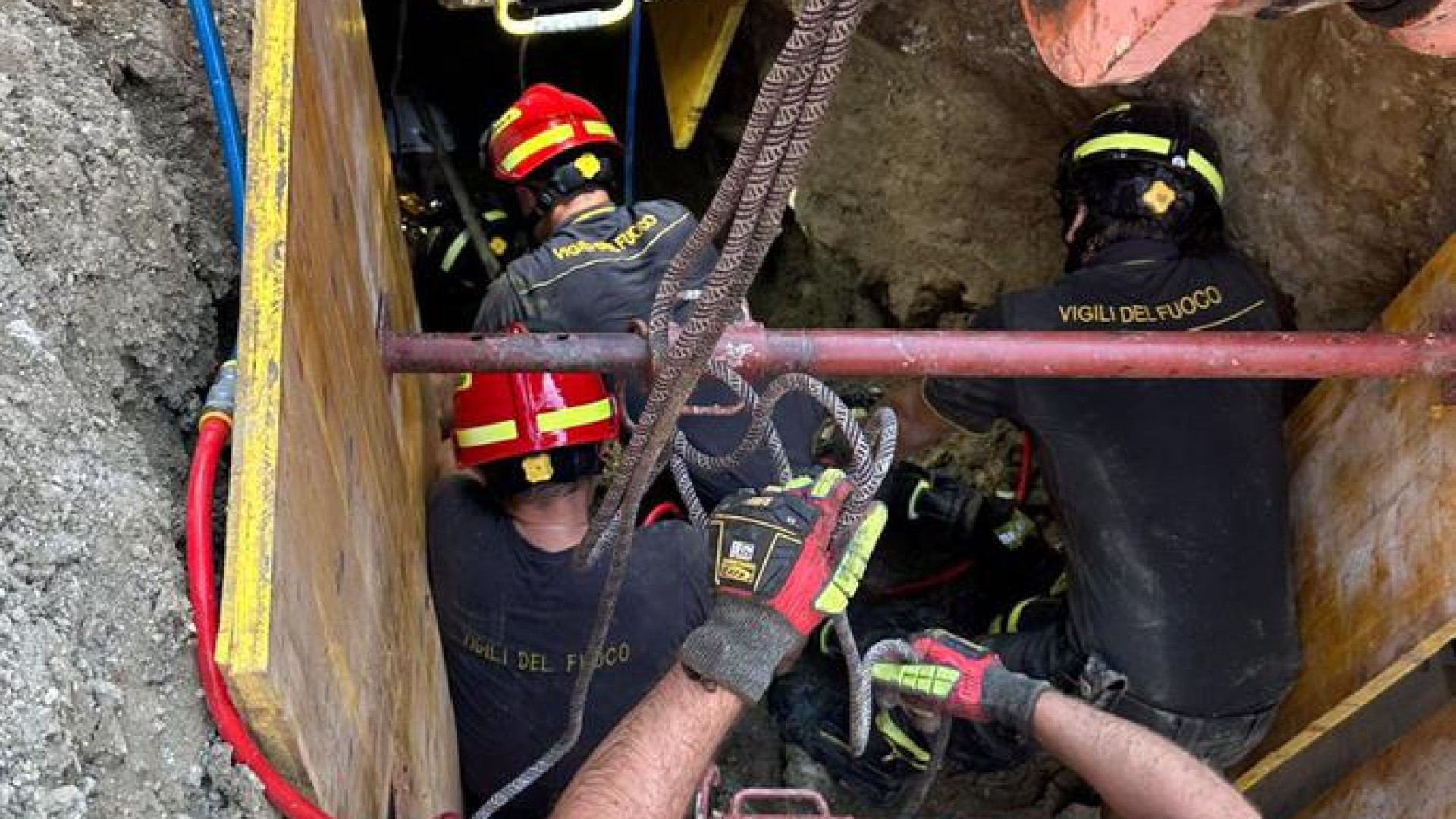 Imprenditore inghiottito da voragine: ecco le fasi del salvataggio, 4 ore per salvarlo