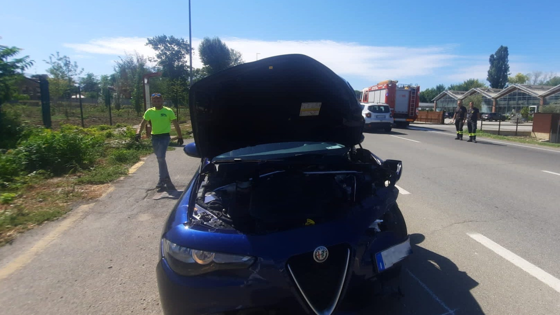 Scontro su strada Farnesiana, intervengono i soccorritori: due feriti in ospedale