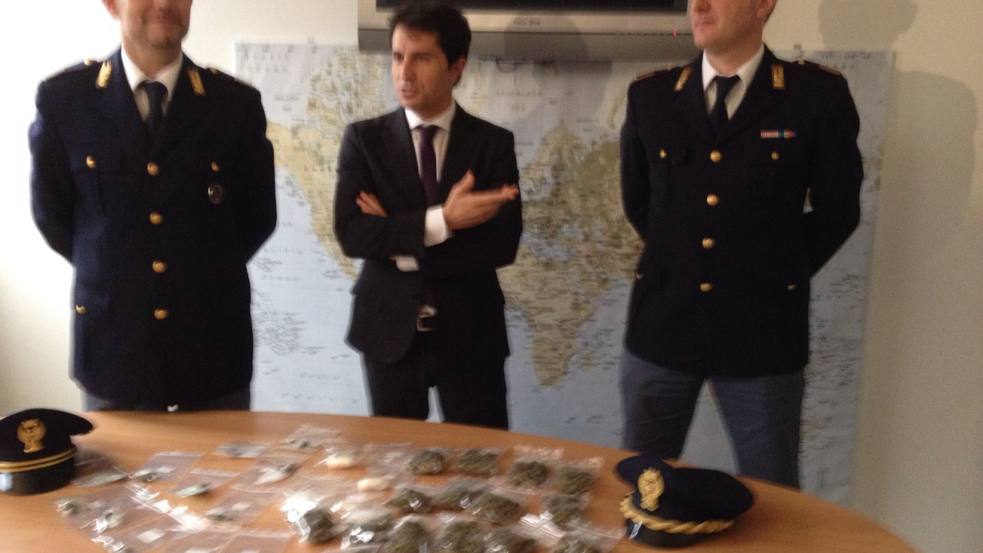 Consegne di cocaina e marijuana a domicilio: arrestato profugo di 20 anni