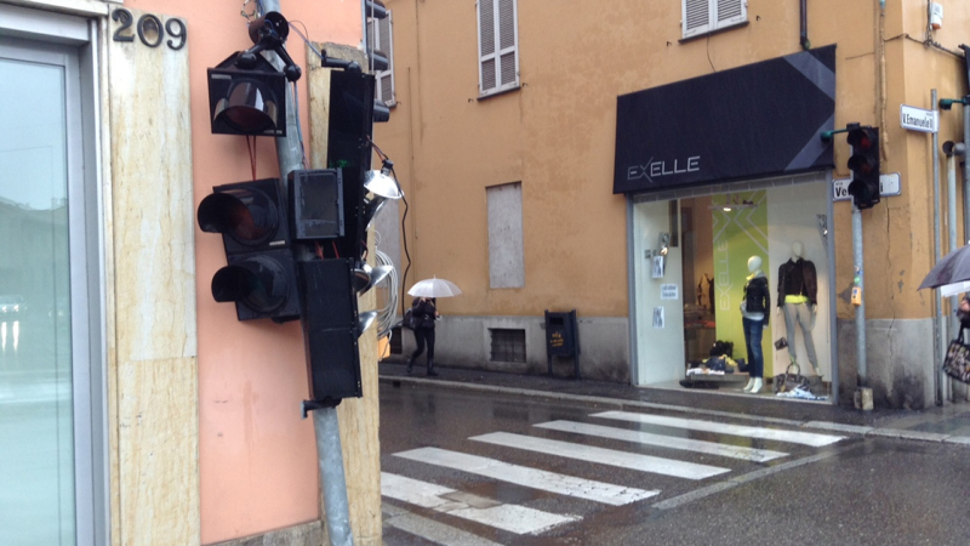 Via Venturini: incidente all'incrocio con il Corso, distrutto il semaforo