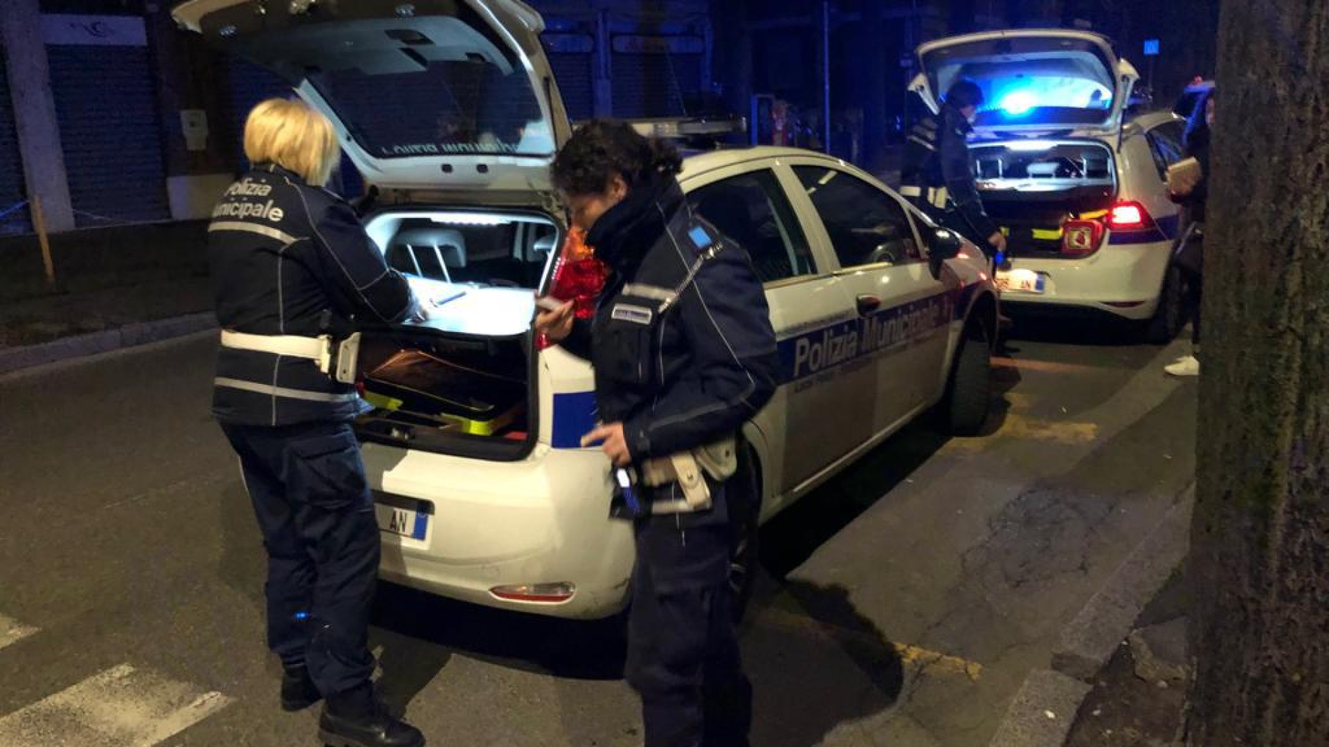 Travolge un ciclista e fugge: caccia all'automobilista pirata che guidava un'auto grigia